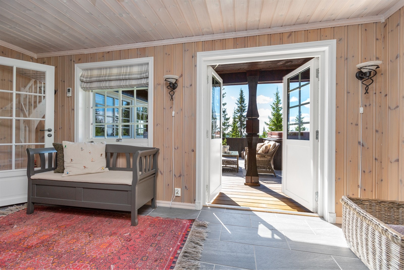 Romslig gang, her er det dobbel glassdør ut til terrassen og videre inn til stuen Galleribilde