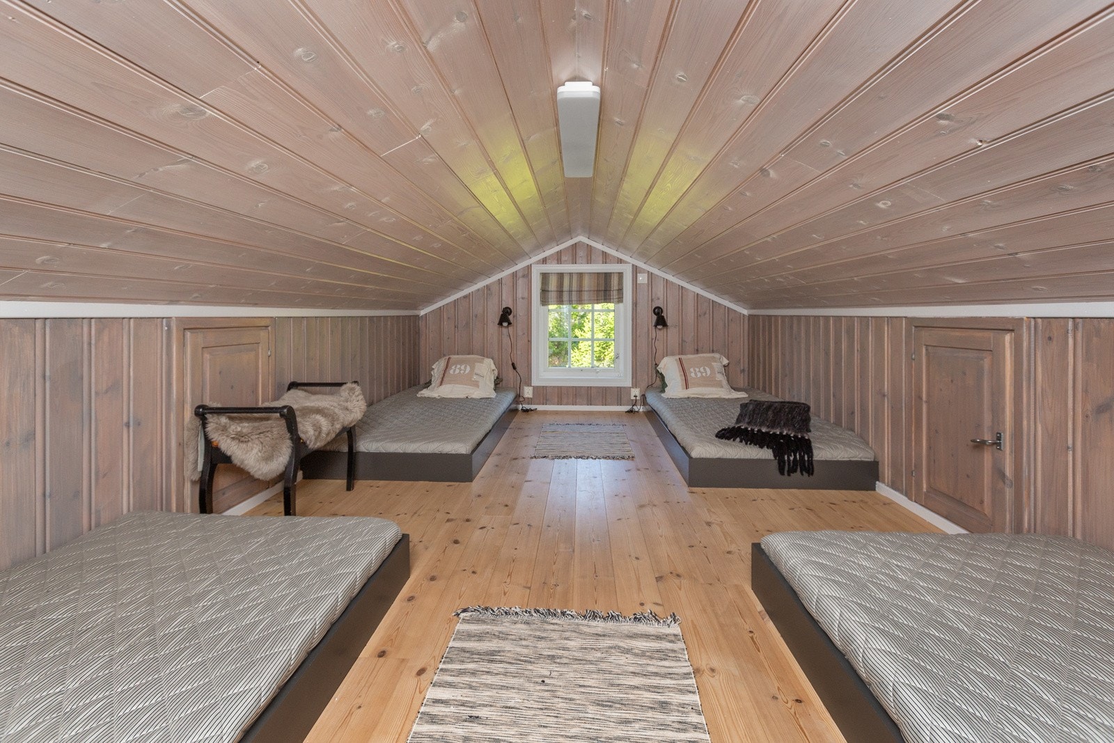 Sovealkove, her er det tilrettelagt med soveplasser. I tillegg er det lagring i knevegger med dører. Her er det lav takhøyde. Galleribilde