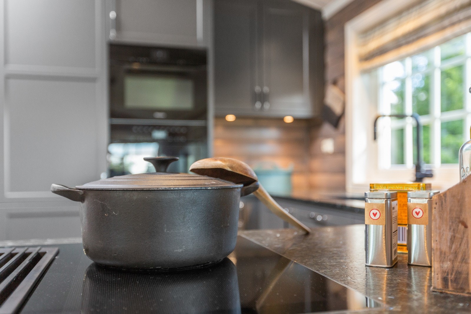 Dette er en drøm av et kjøkken, tilrettelagt for alle som like å lage mat. Galleribilde