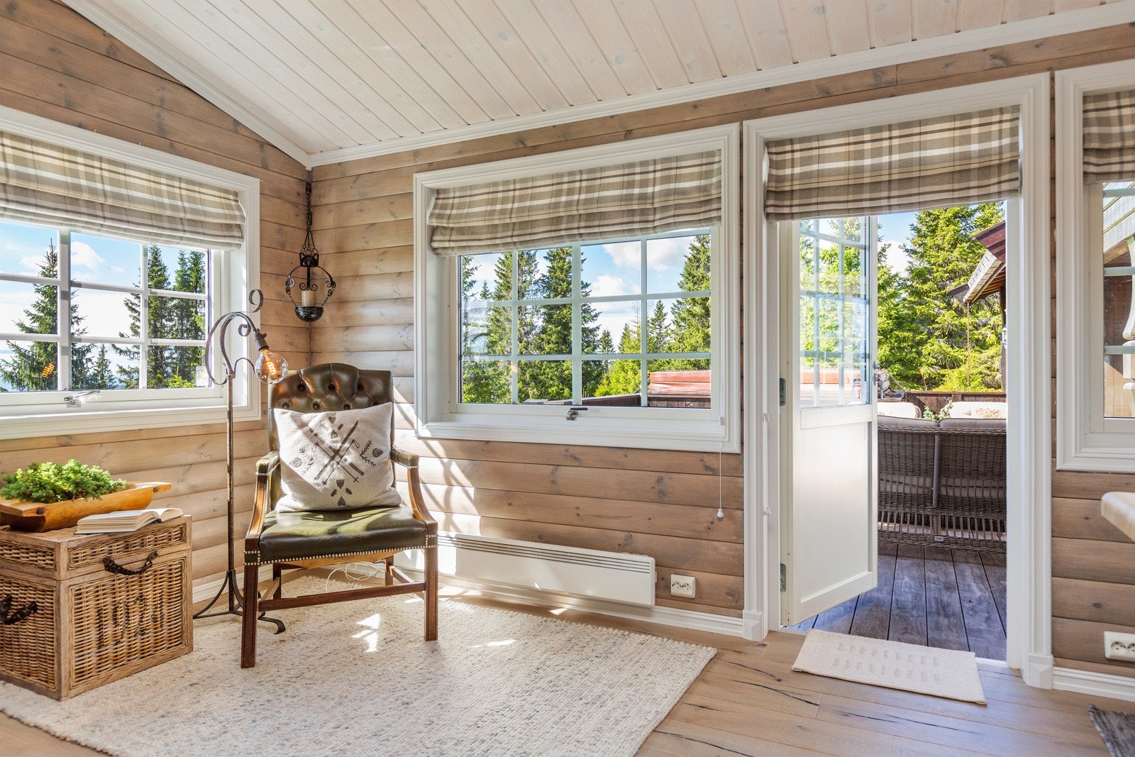 Hyggelig lesekrok i enden av stuen, også utgang Spesialsydde liftgardiner i alle vinduer. Galleribilde