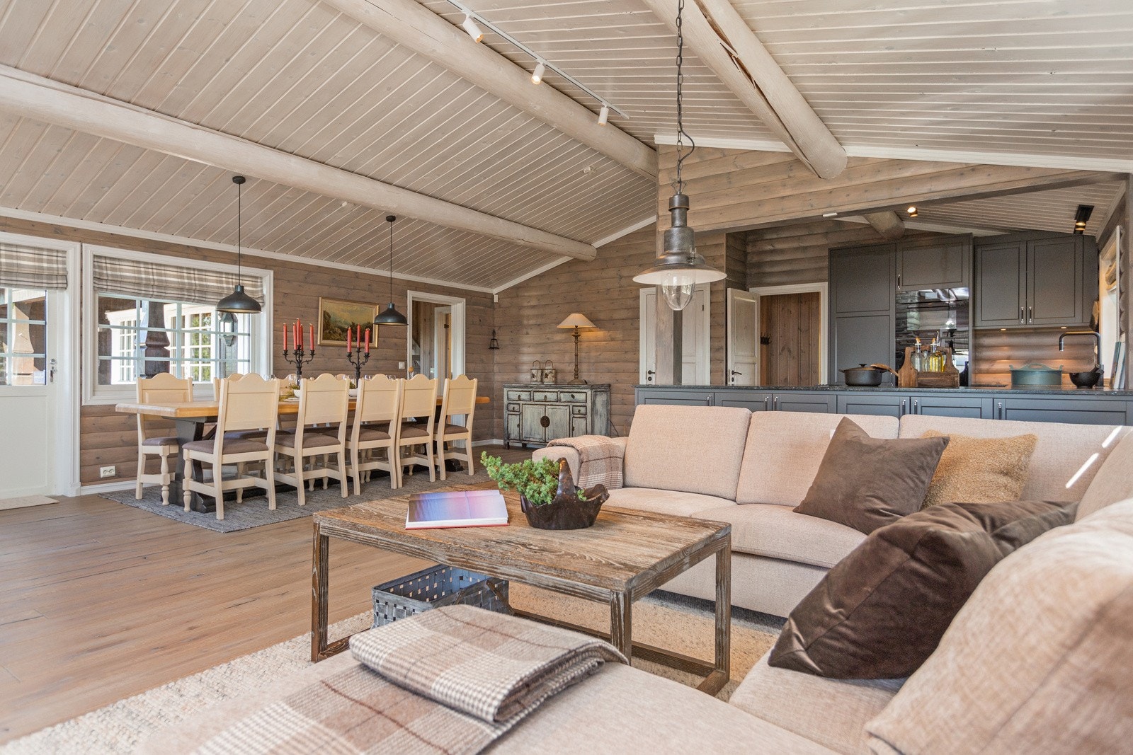 Nytt eikegulv og varmefolie (2021), som igjen gir en lun og behagelig varme. Galleribilde