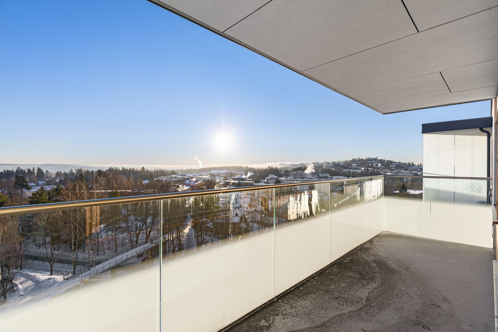 Solrik balkong med fantastisk utsikt Galleribilde