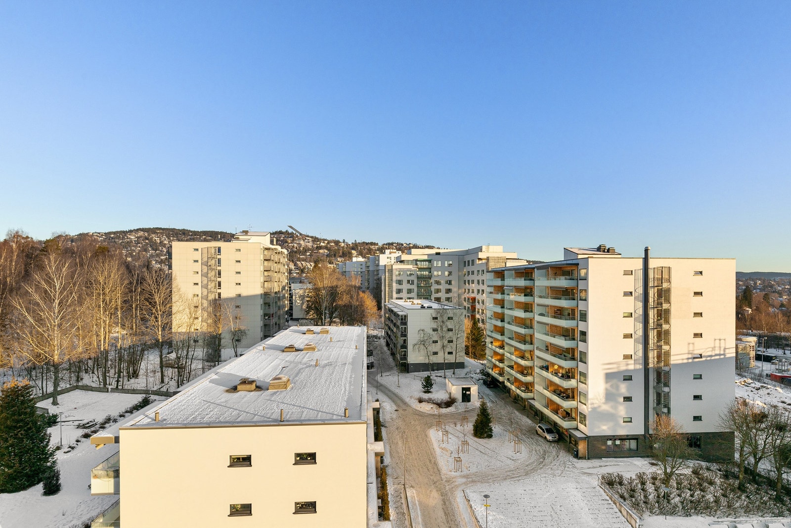 Flott utsikt mot Holmenkollen fra soverommet Galleribilde