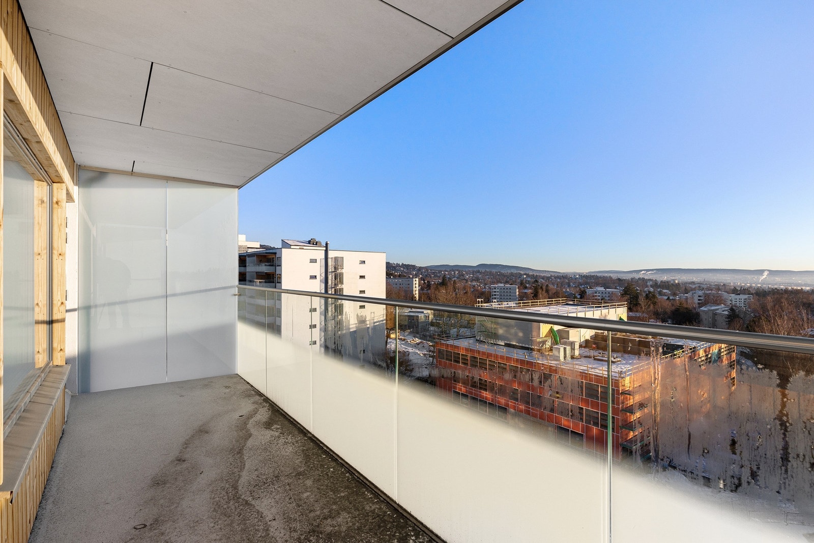 Balkong med god plass til grill og sittegruppe Galleribilde