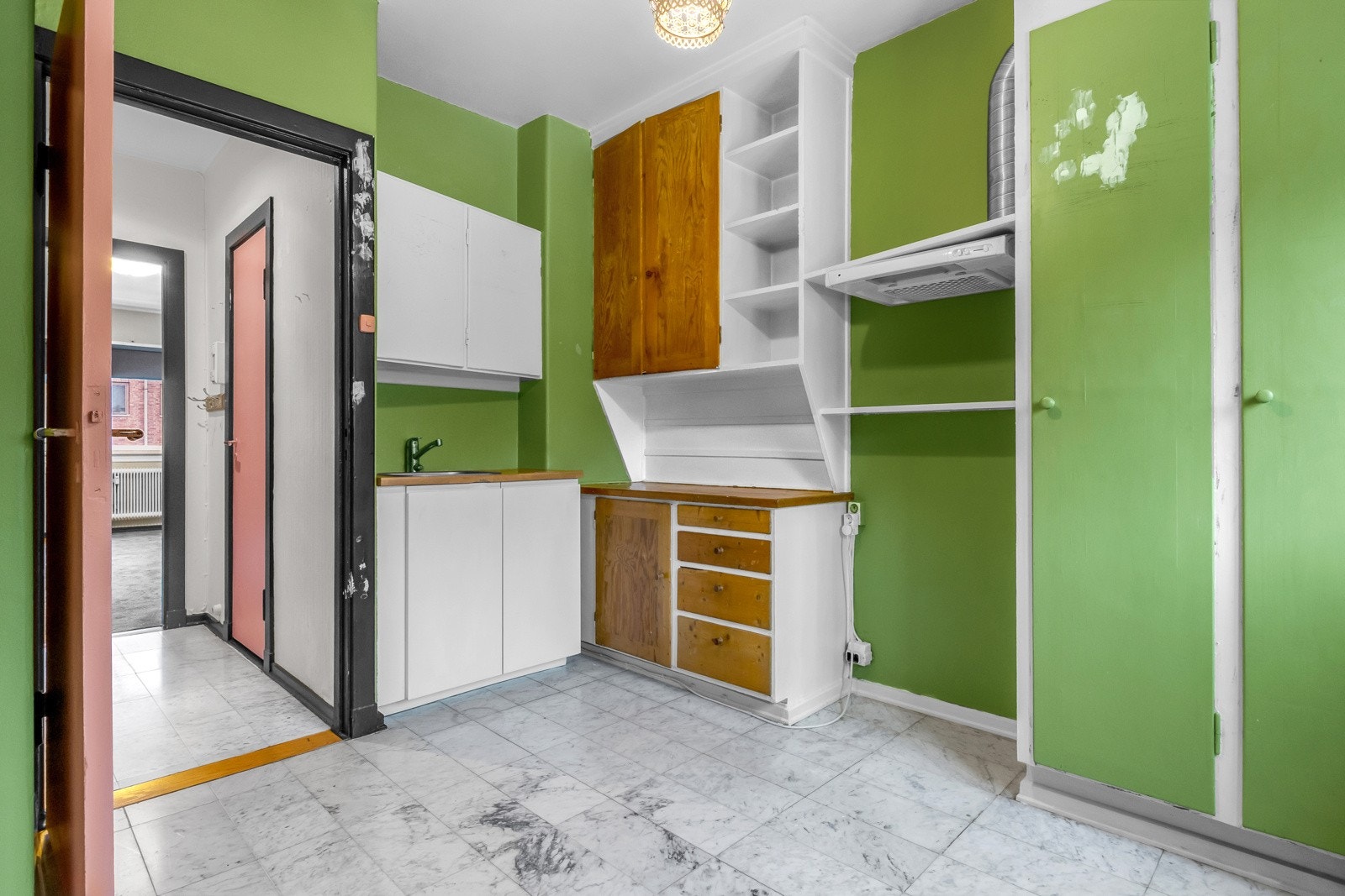 Stort kjøkkenrom som kan gjøres om til soverom Galleribilde