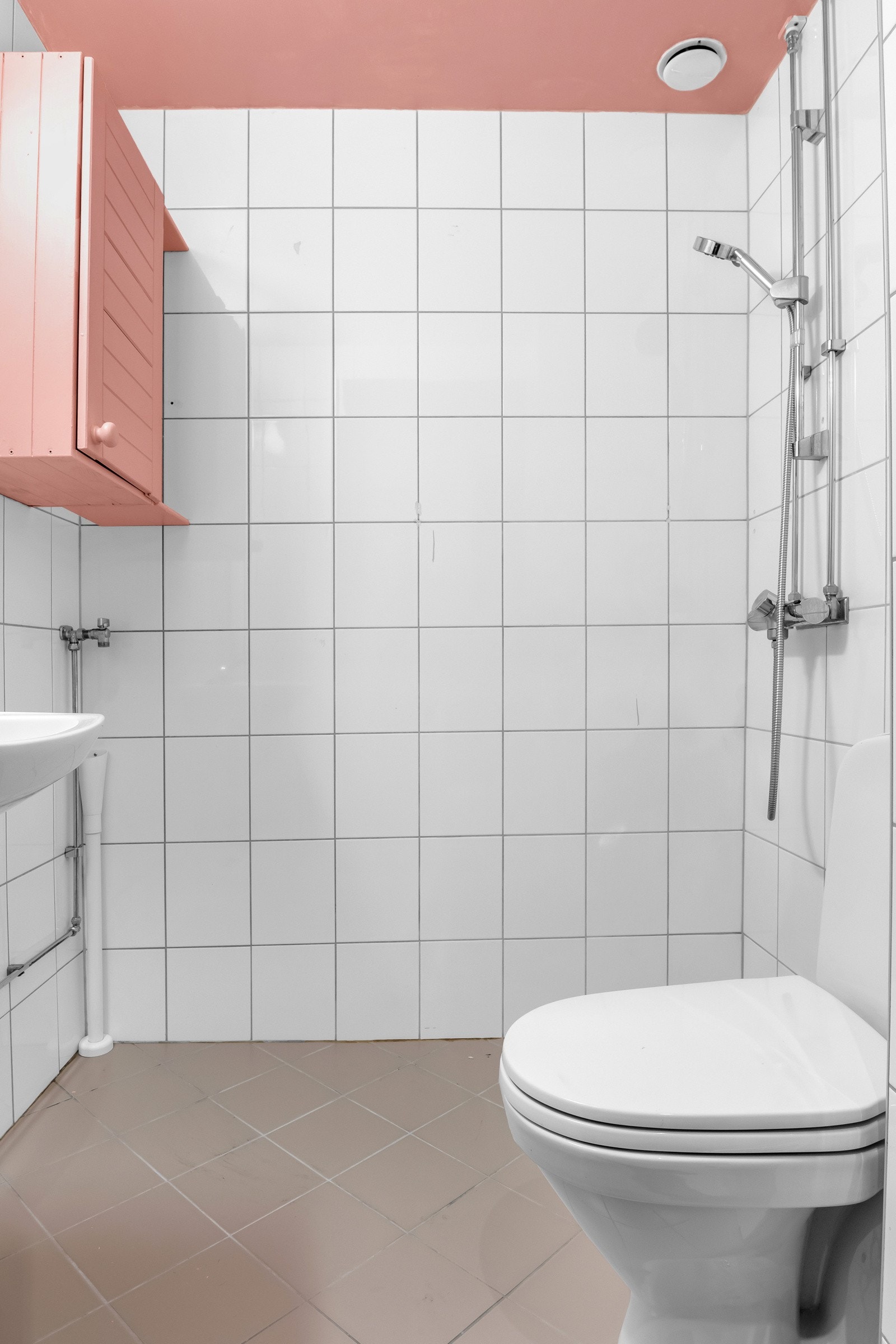 Flislagt bad fra 2009 med toalett, vegghengt servant, dusjhjørne og opplegg for vaskemaskin Galleribilde