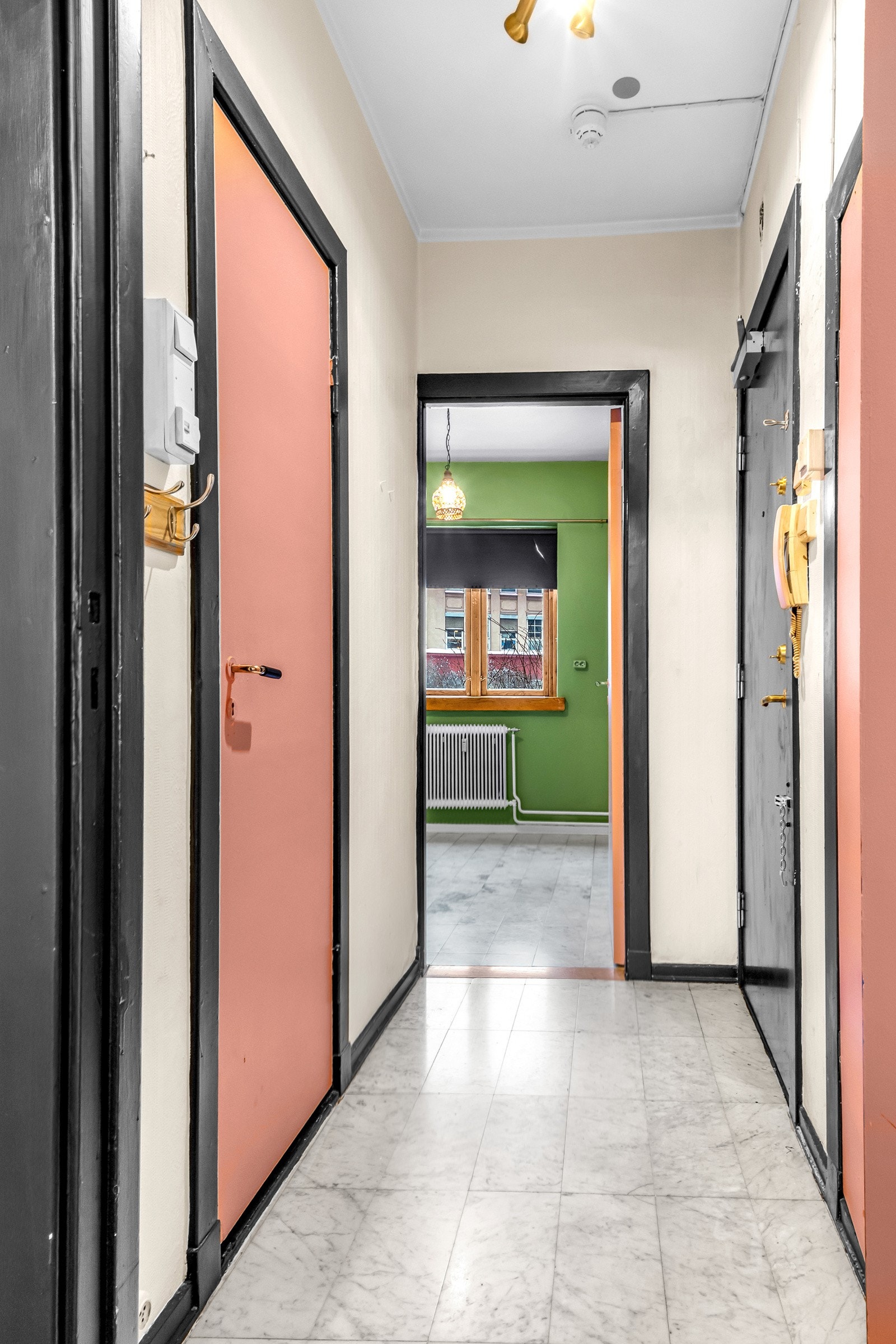 Videre fra entré tar du deg til kjøkkenet Galleribilde