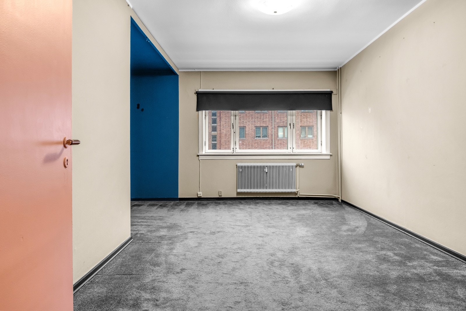 Vindusrekke mot Carl Berner plass. Leiligheten varmes opp med radiator Galleribilde