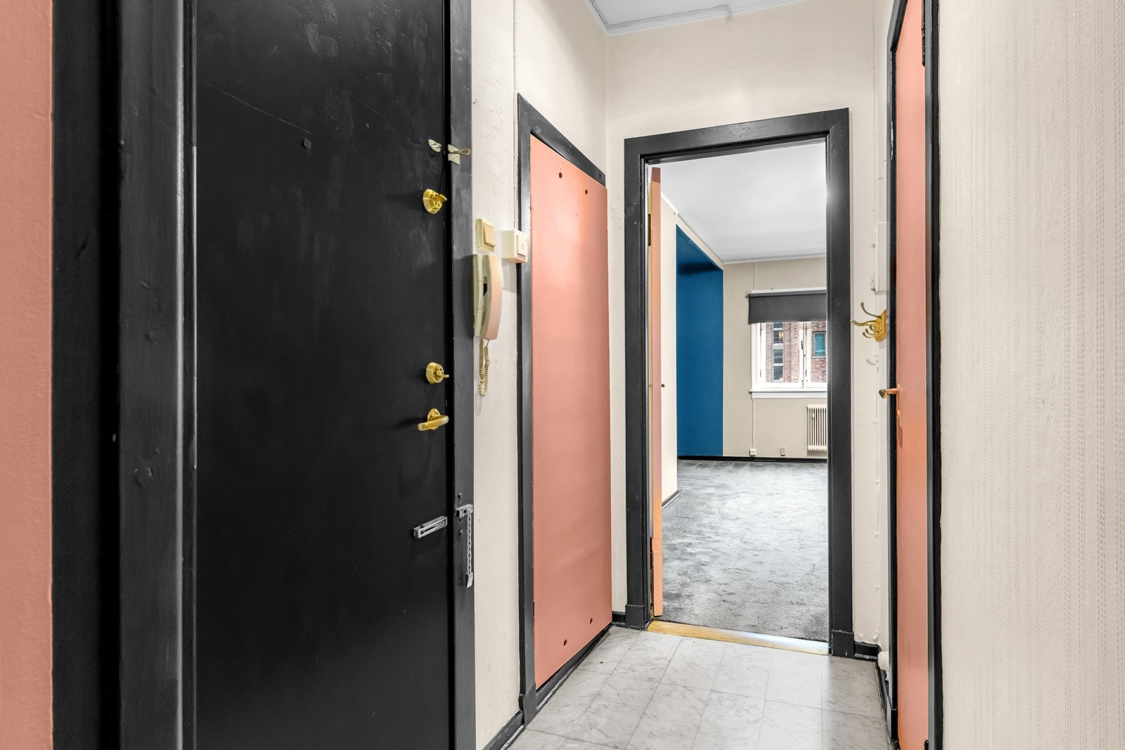 Fra entré tar du deg videre inn til boligens samtige rom Galleribilde