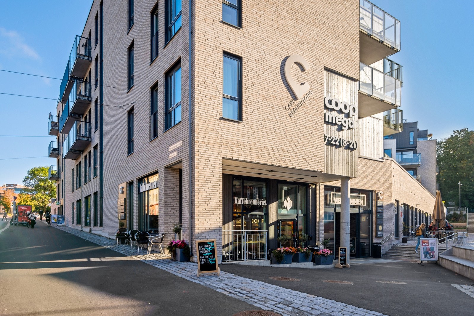 Ved Carl Berner torg kan du nyte en varm kaffe eller gjøre dagligvarehandelen Galleribilde