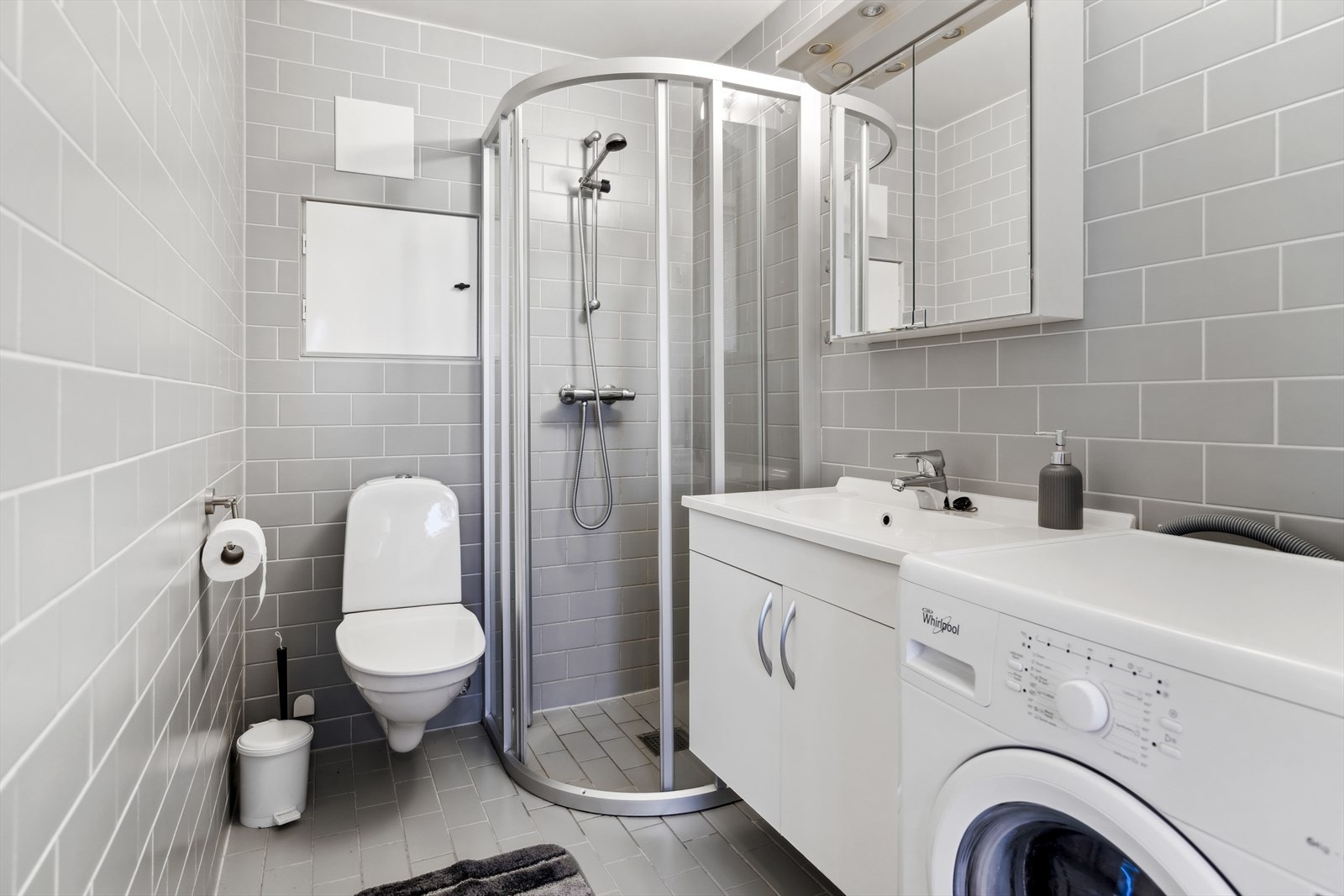 Badet har flislagte overflater og oppvarming med gulvvarme Galleribilde