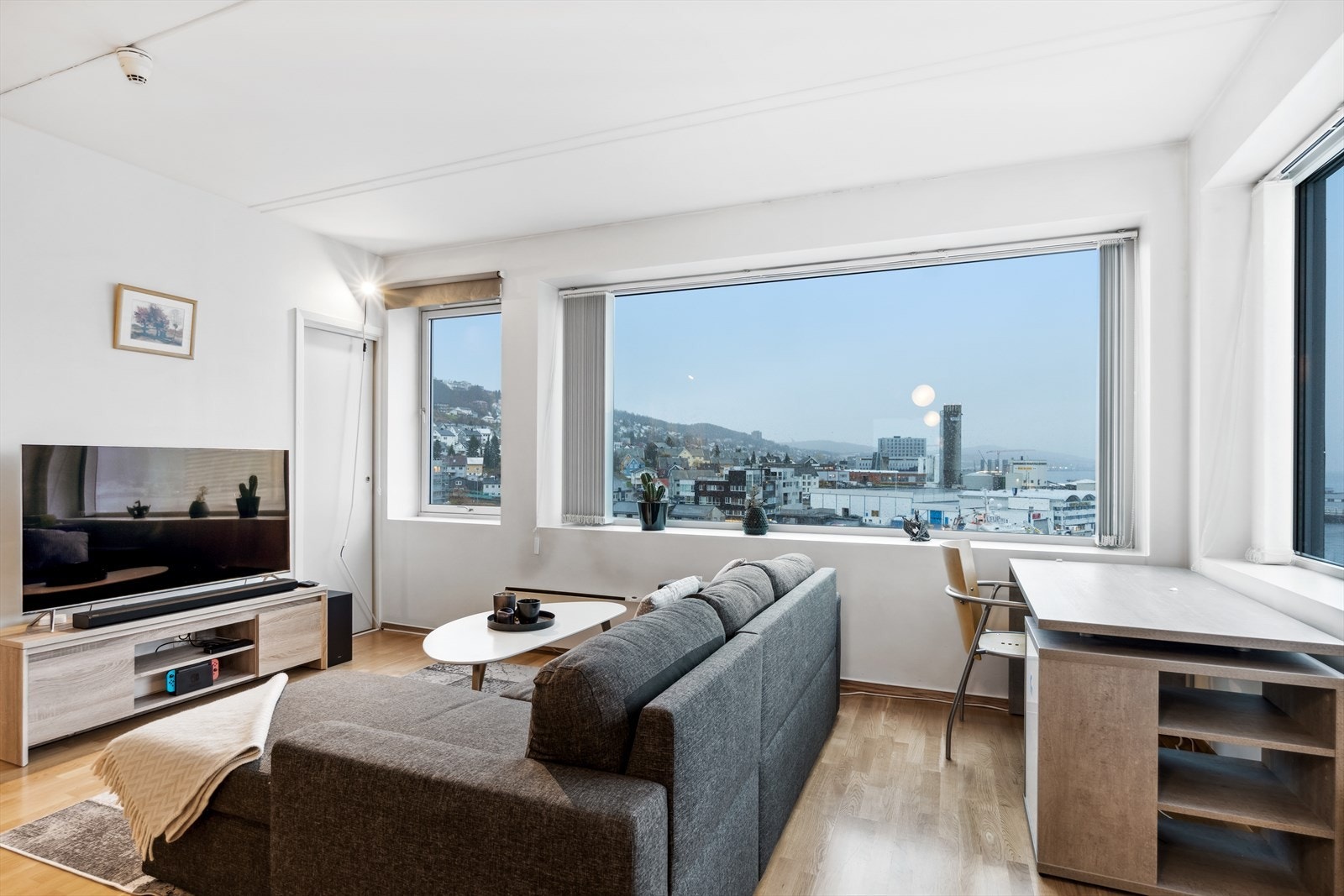 Leiligheten har elektrisk oppvarming med panelovner og gulvvarme på bad Galleribilde