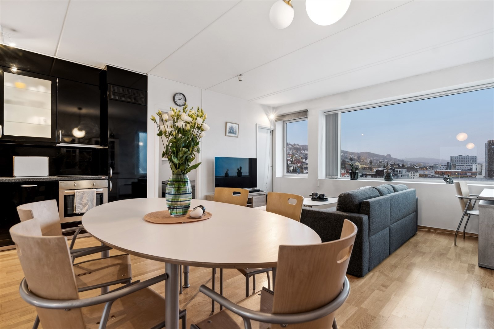 Lys stue med store vindusflater Galleribilde