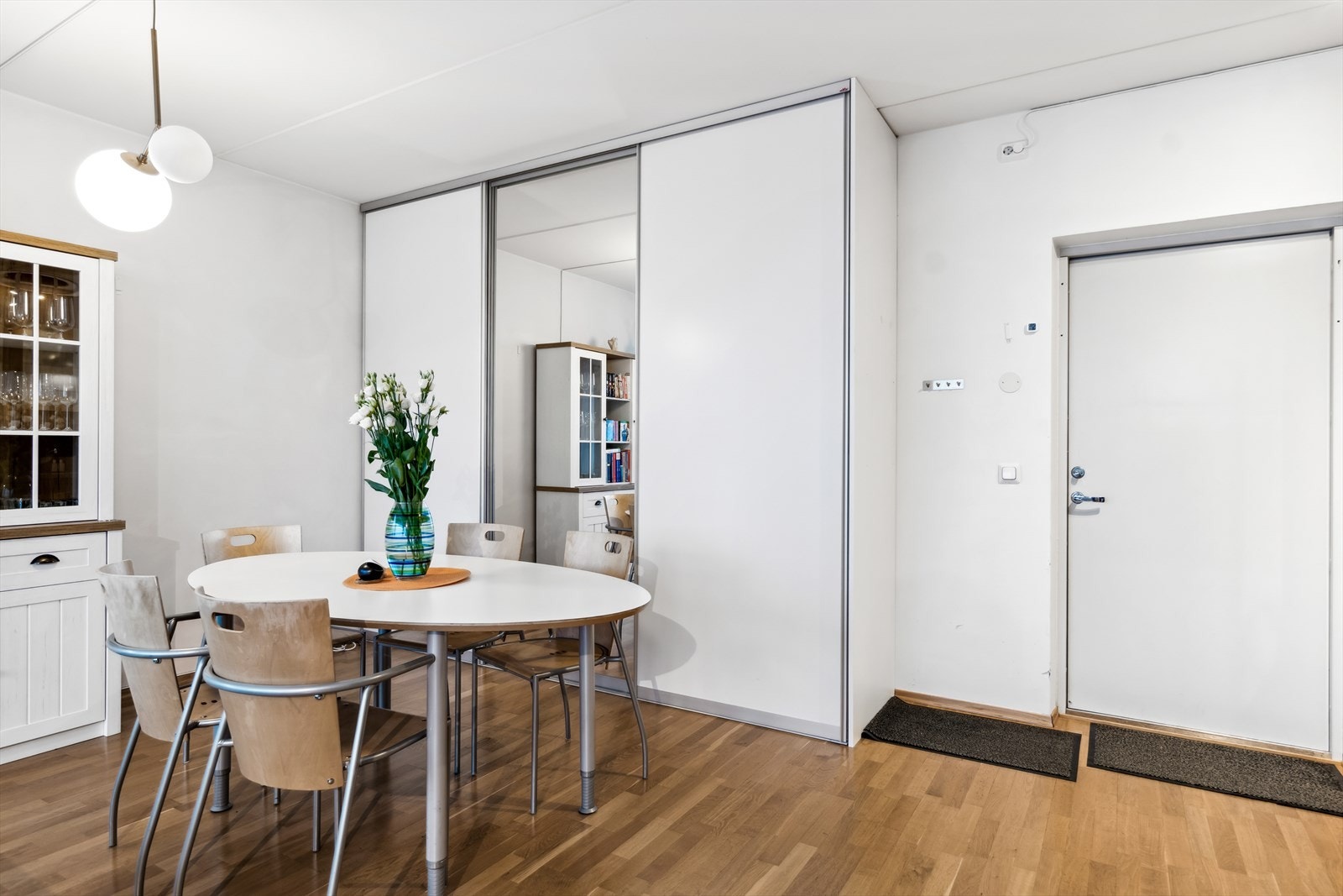 Leiligheten holder en god standard, er arealeffektiv og gir en god og luftig romfølelse med store vindusoverfalter med flott utsikt. Galleribilde