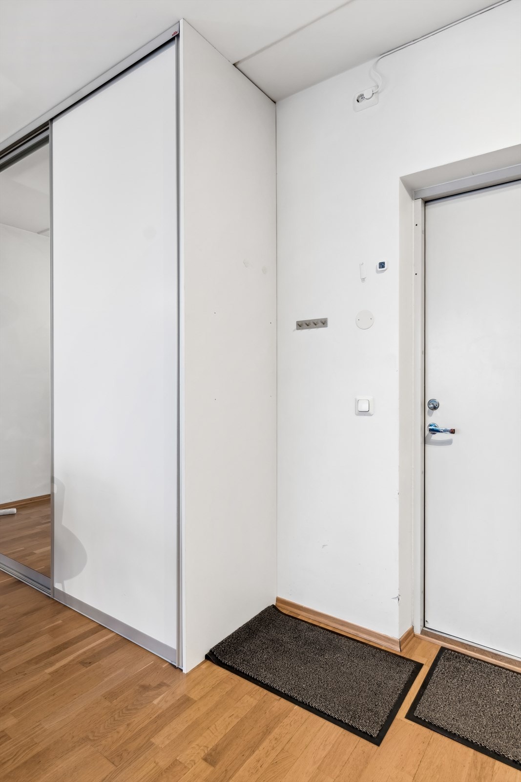 Velkommen inn! - Entreen har gode oppbevaringsløsninger med garderobeskap og knaggrekke Galleribilde