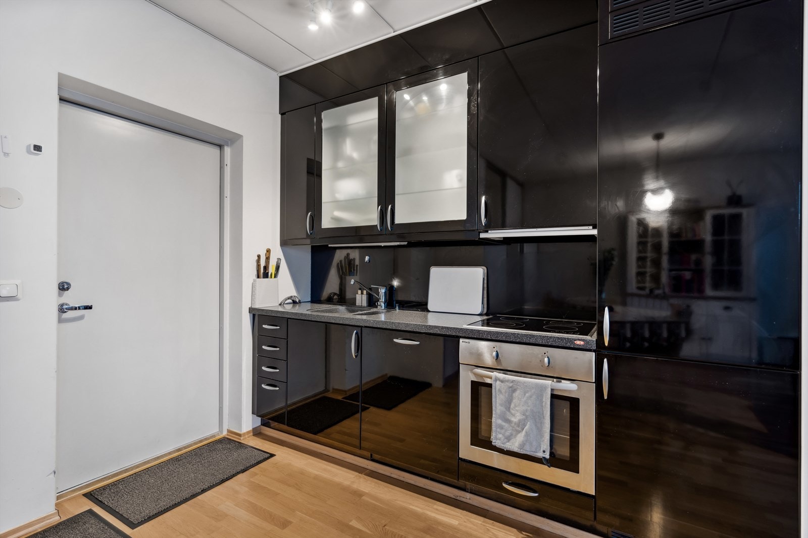 Moderne kjøkken med åpen løsning, integrerte hvitevarer og delikate fronter Galleribilde