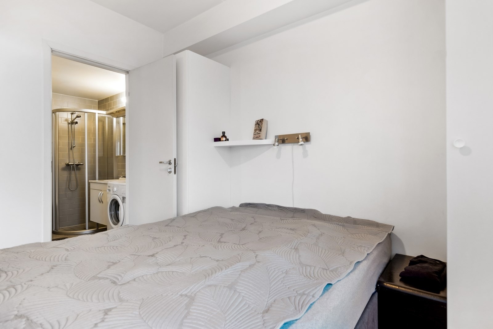 Her får man fint plass til både garderobeskap og seng Galleribilde