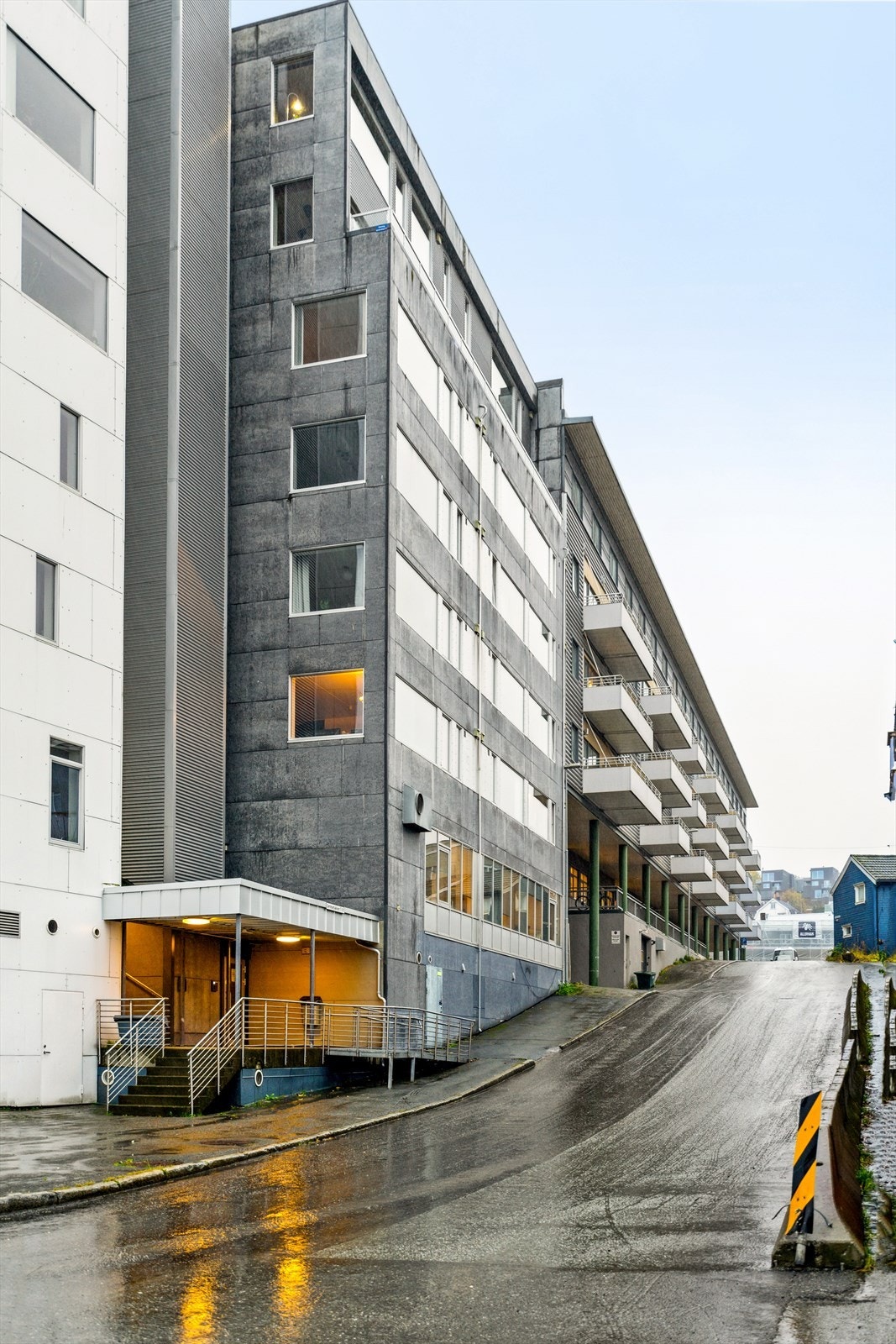 Leiligheten ligger i boligblokkens 5.etasje og har adkomst med heis Galleribilde