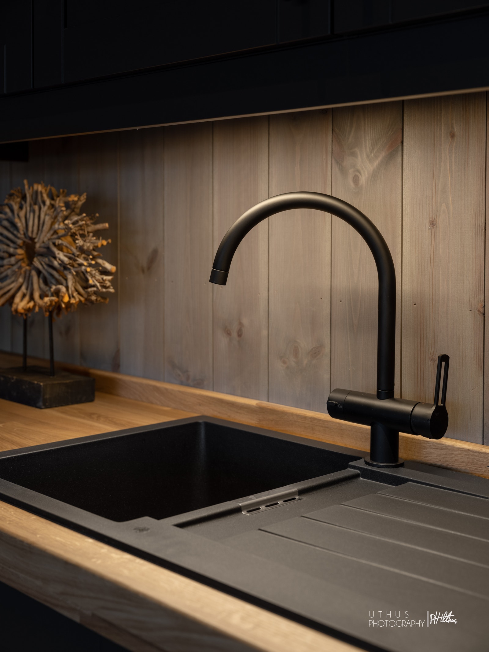 Kjøkken kraner og vask i sort. Heltre benkeplate Galleribilde