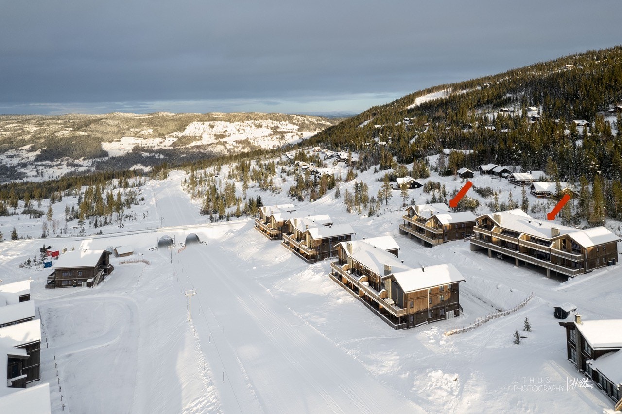 Natten Alpin Storevarden. Foran ligger alpinbakken Snøreven i Nesfjellet Alpin Galleribilde