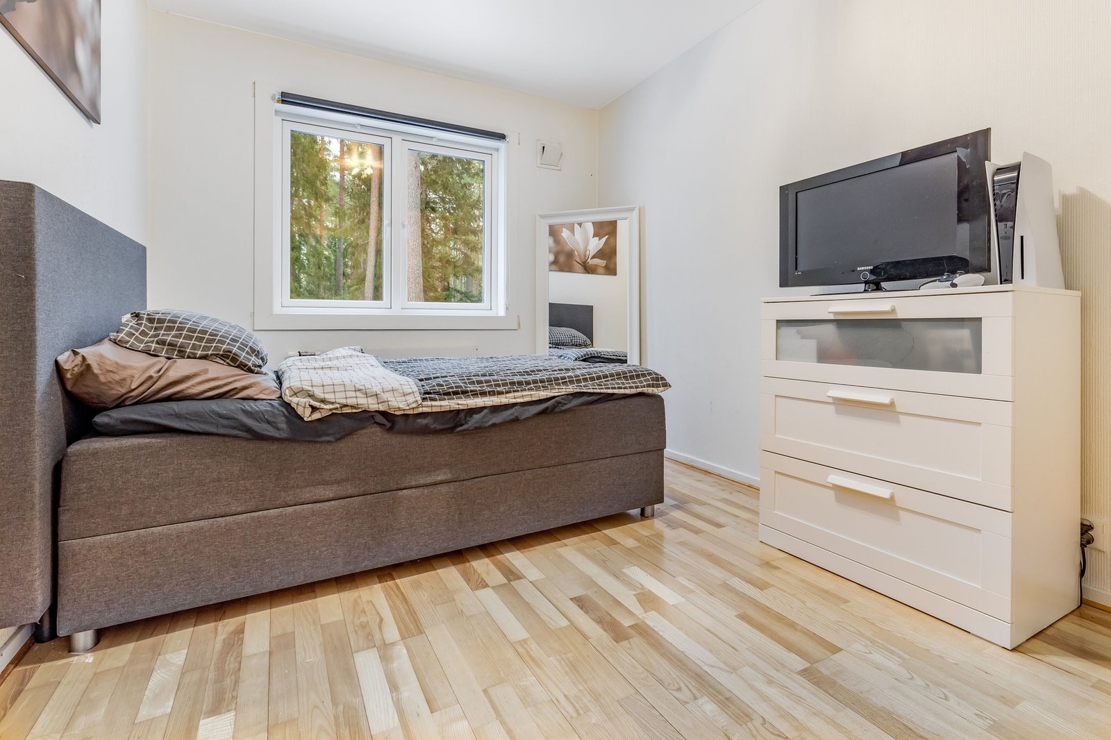 Stort og lyst soverom, med god plass til både dobbeltseng og oppbevaring. Galleribilde