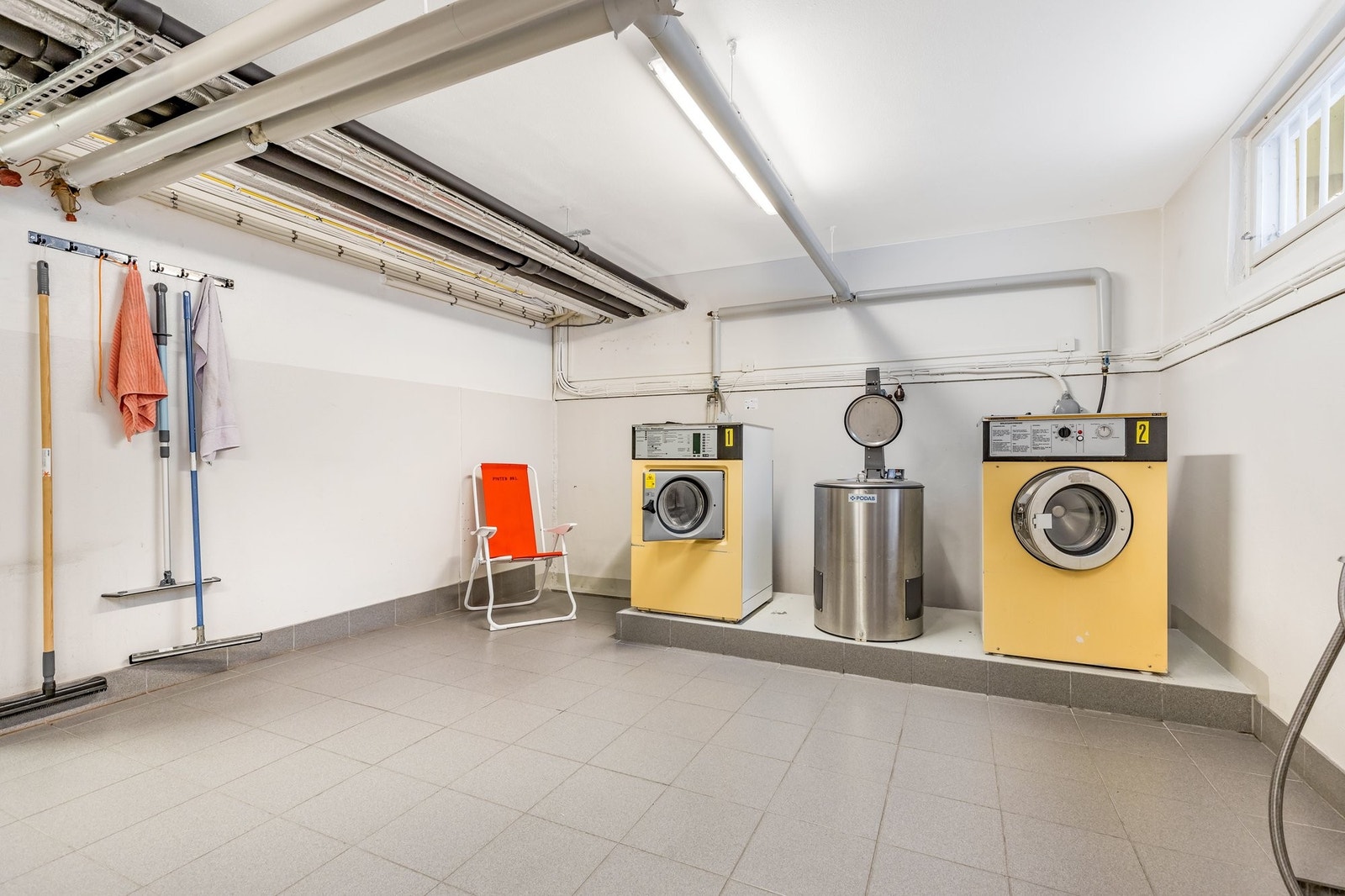 Pent, velutstyrt og praktisk vaskerom er leilighetens nærmeste nabo. Galleribilde