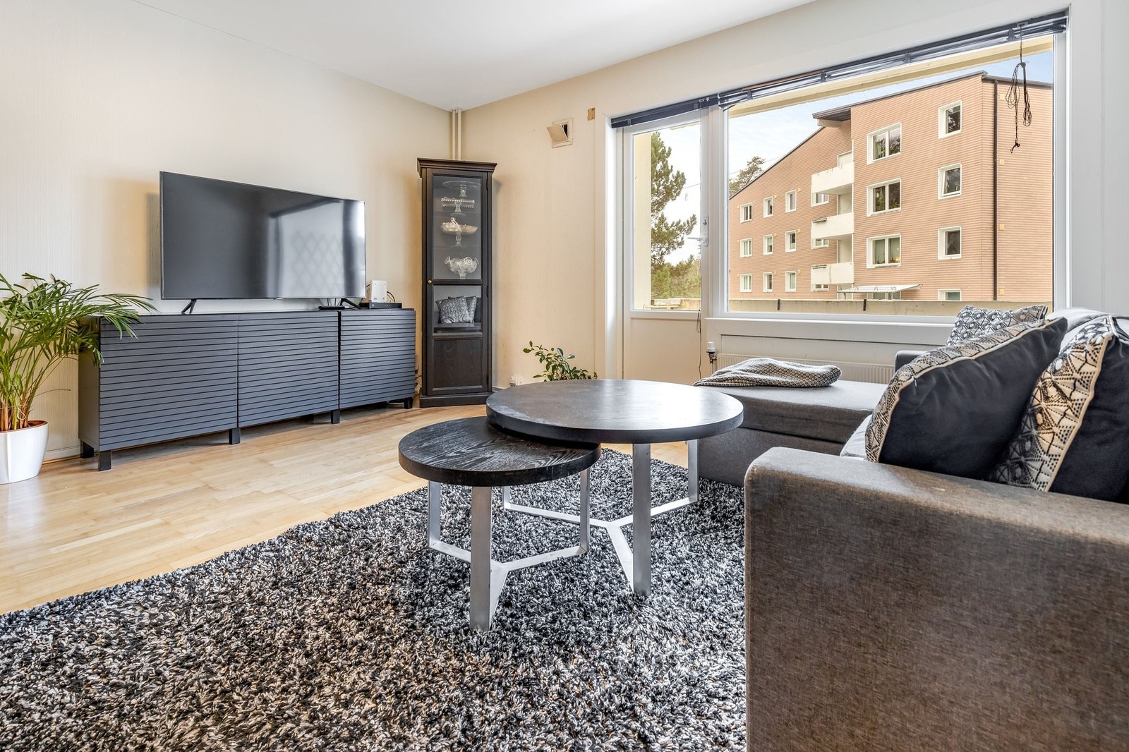 Lev Obos- drømmen på Bergkrystallen. Velkommen til Grusveien 30. Galleribilde