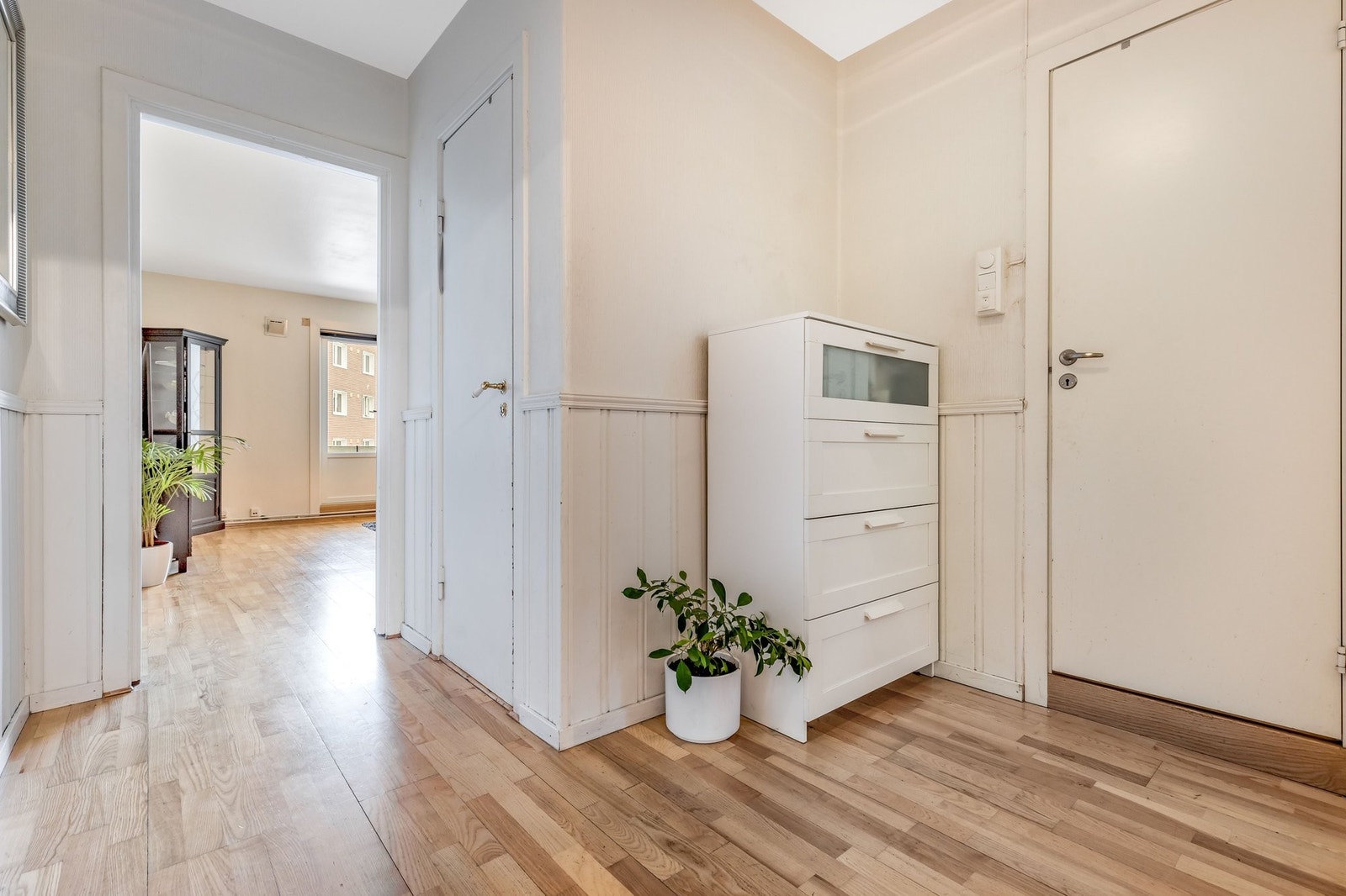 Garderobe med meget god lagringsplass. Galleribilde