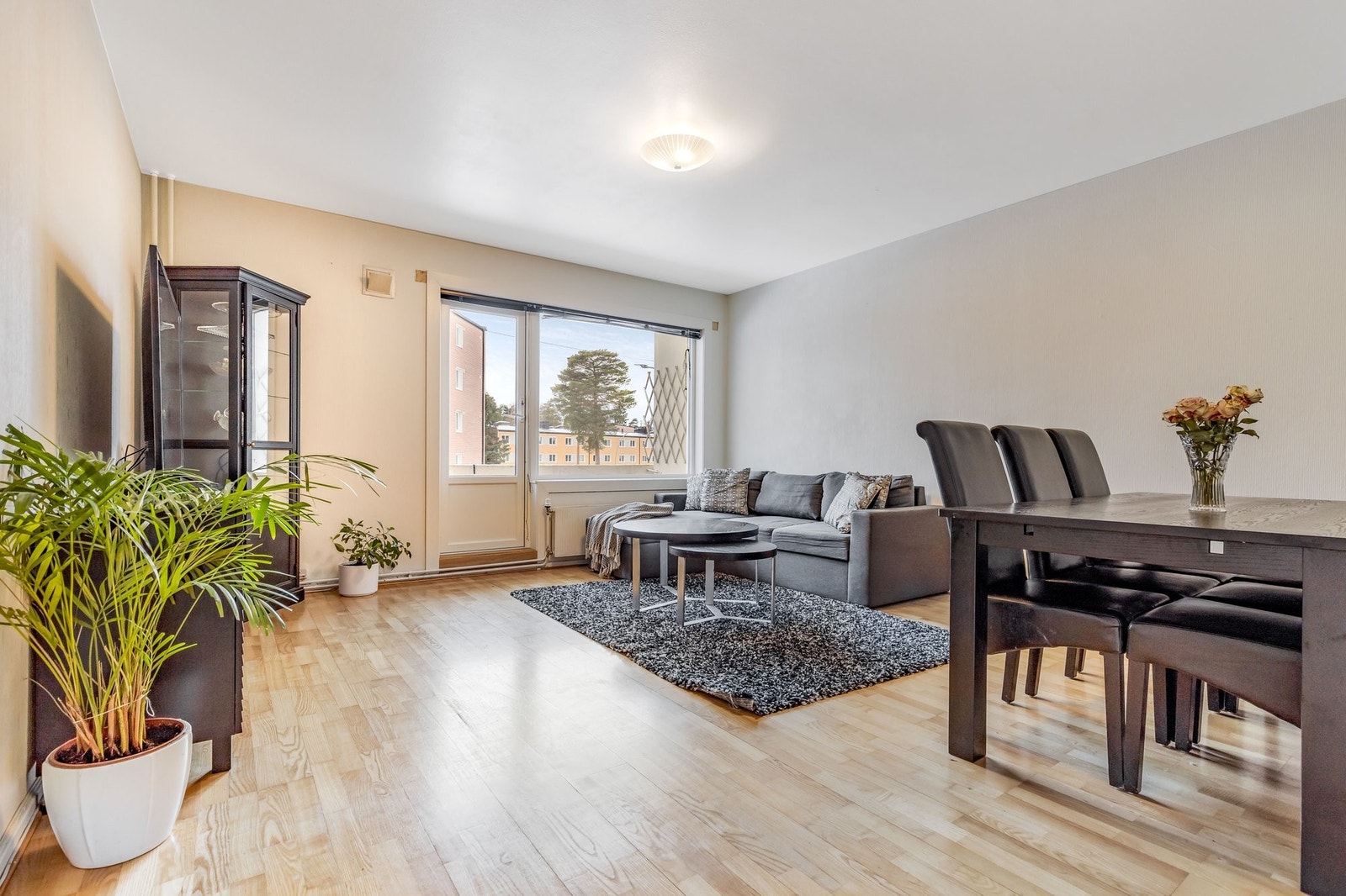 Lys og romslige stue. Utgang til vestvendt balkong. Galleribilde