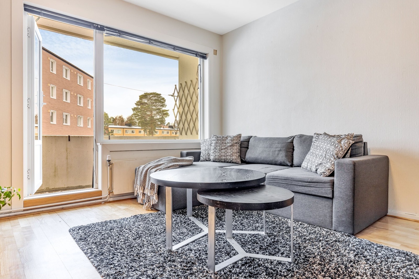 Nye og store vinduer som gir naturlig lys inn i stuen. ( nye vinduer i regi av borettslaget fra 2019) Galleribilde