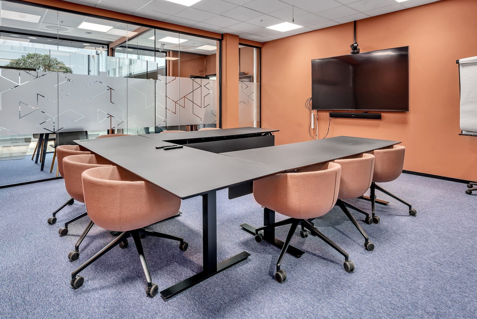 Møterom i Q-lab med skjerm og fri tilgang til Wi-Fi Galleribilde