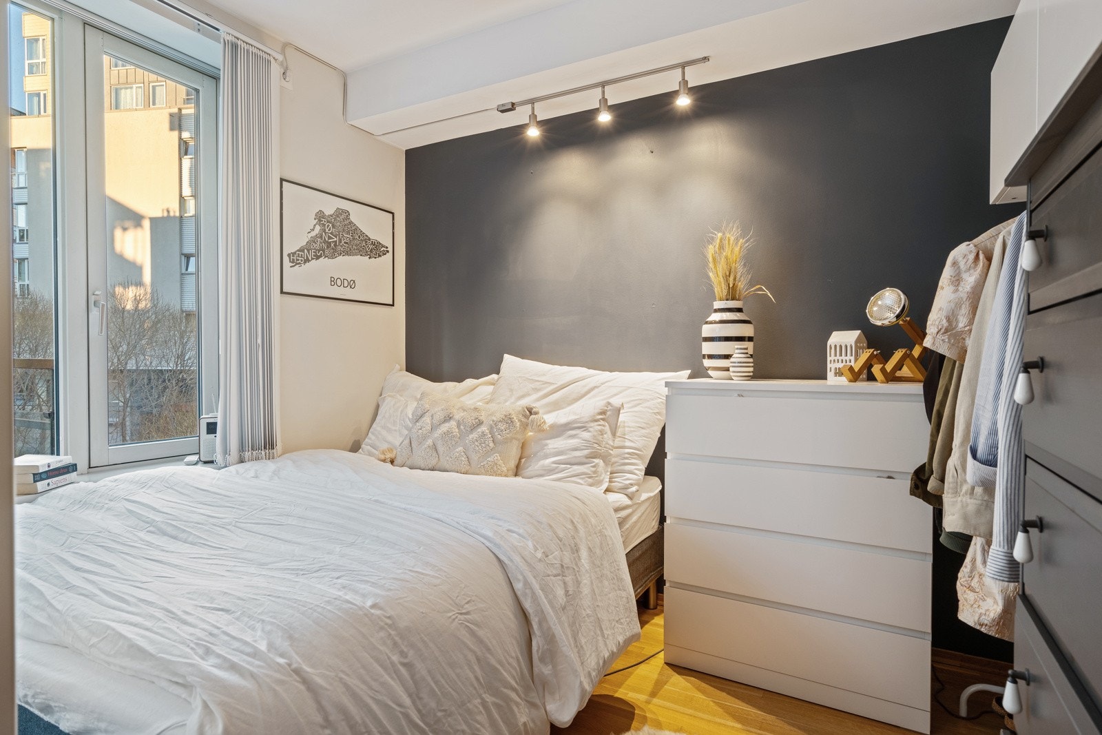 Romslig og luftig soverom med plass til dobbeltseng og praktisk garderobeløsning Galleribilde