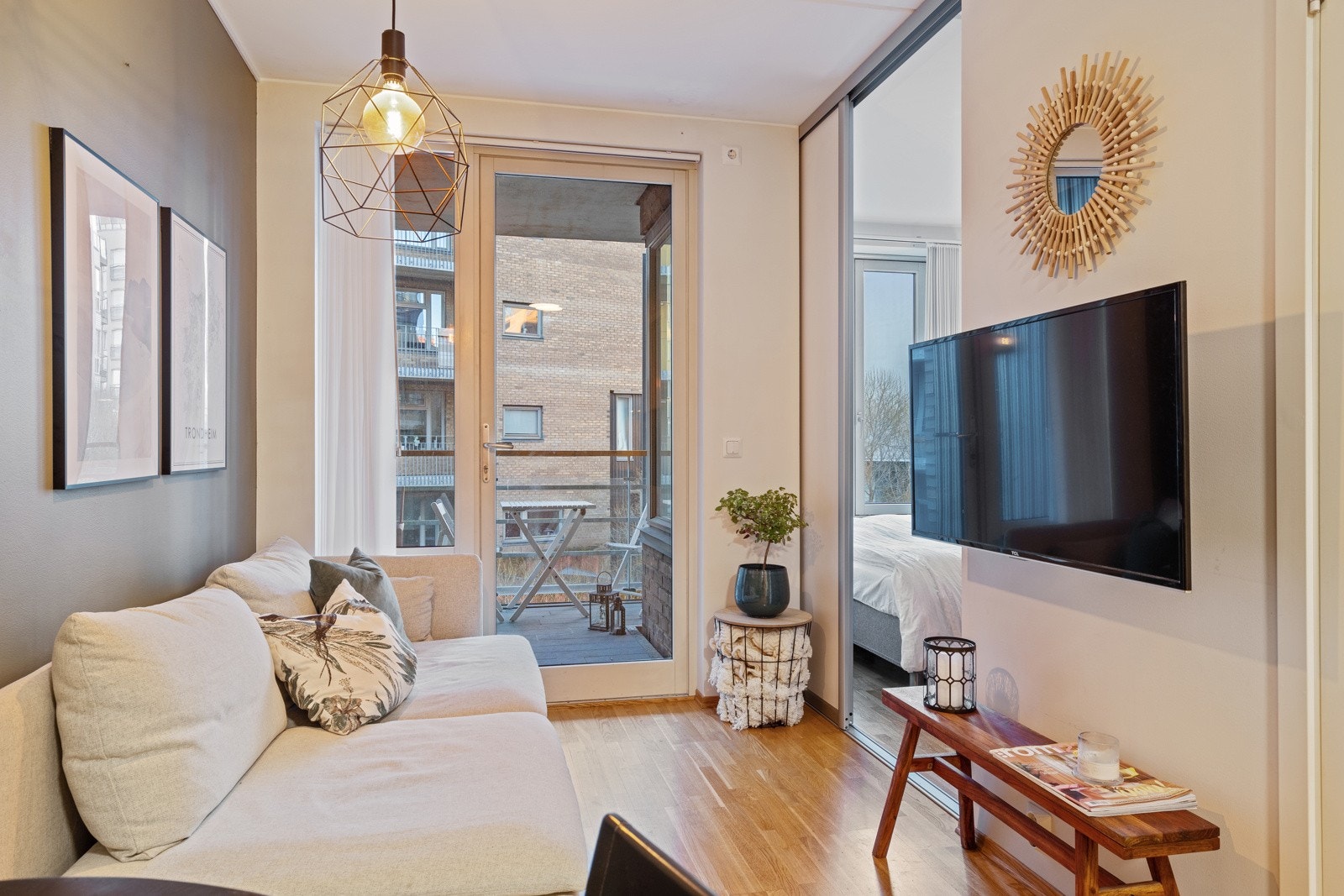 Fra stuen har du utgang til en privat balkong, med plass til koselig sittegruppe. I tillegg er det en praktisk og arealeffektiv skyvedørløsning til soverommet som gir rommet er luftigere følelse. Galleribilde