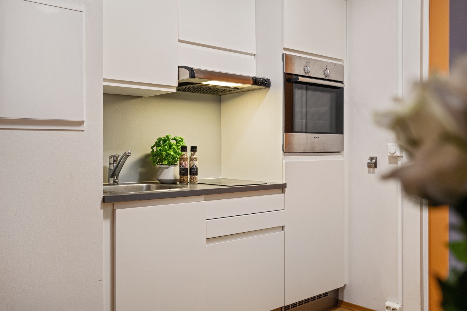 Kvalitetskjøkken fra HTH med integrerte hvitevarer som platetopp, kjøleskap og stekeovn Galleribilde