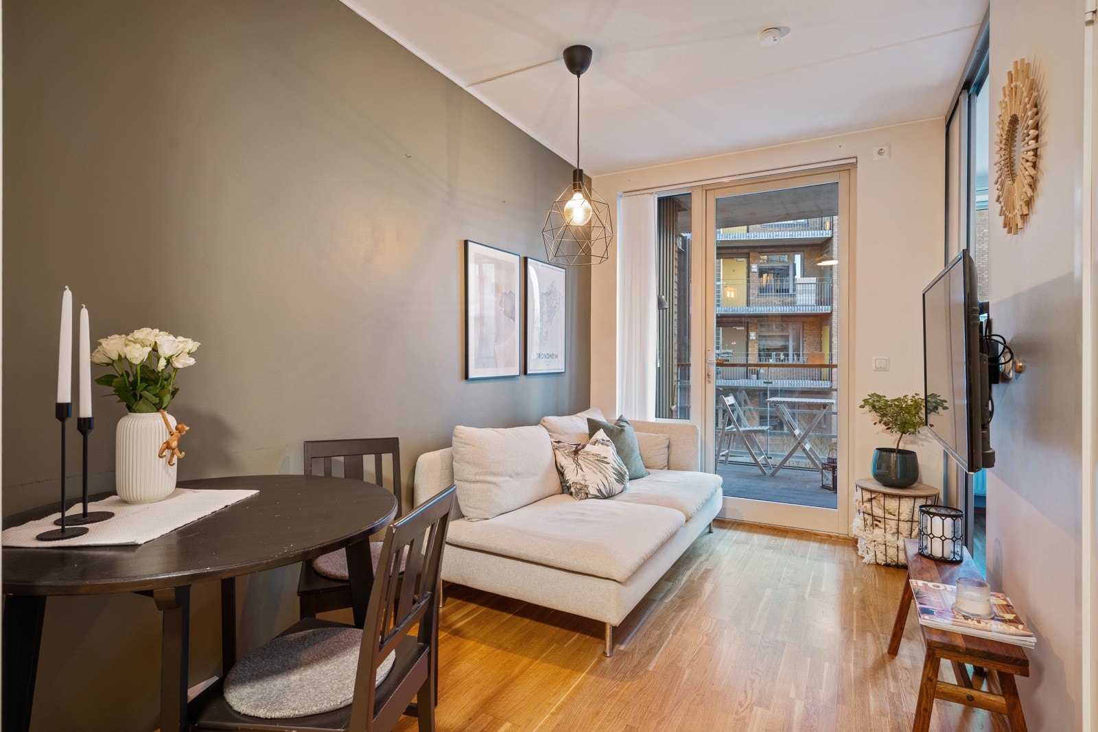 Leiligheten er på 24m² med arealeffektiv og praktisk stue- og kjøkkenløsning på 12,4m² Galleribilde