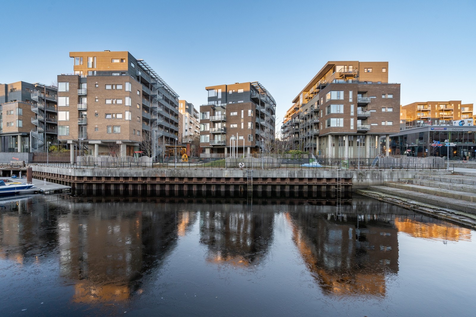 Leiligheten ligger i 3. etasje med Rosenborgbassenget like utenfor Galleribilde