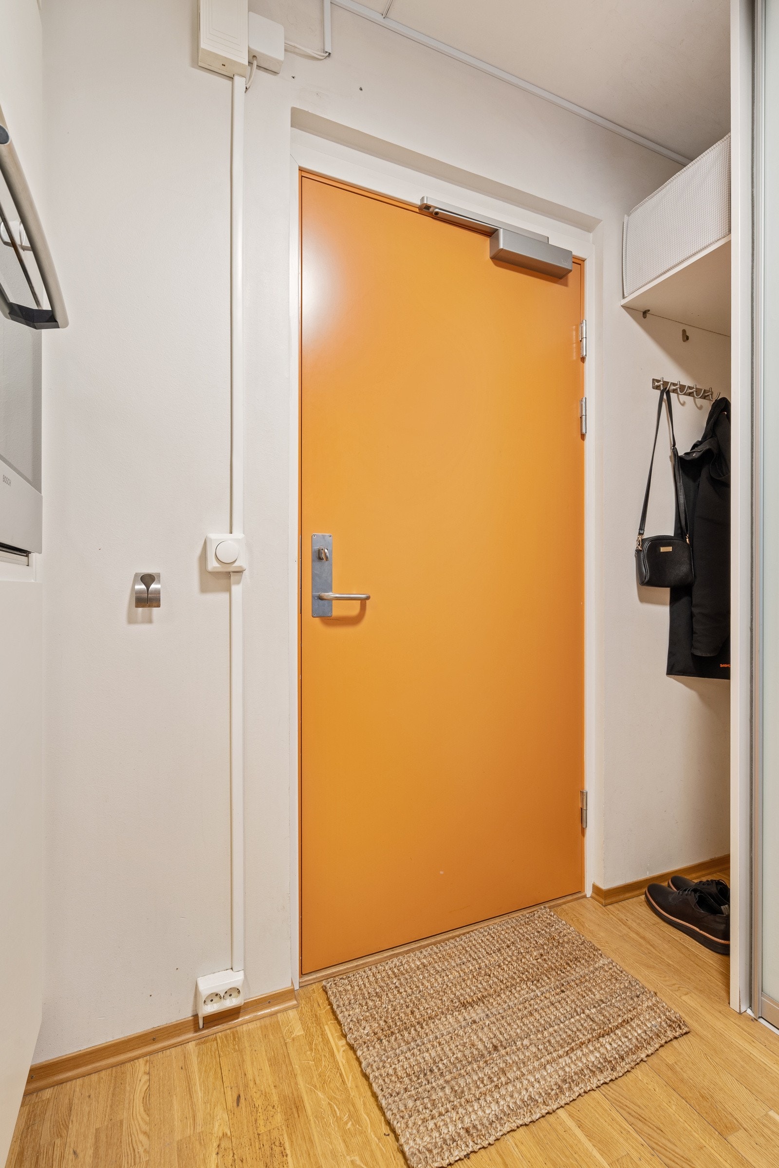 Entré med god plass til oppbevaring av sko- og yttertøy Galleribilde