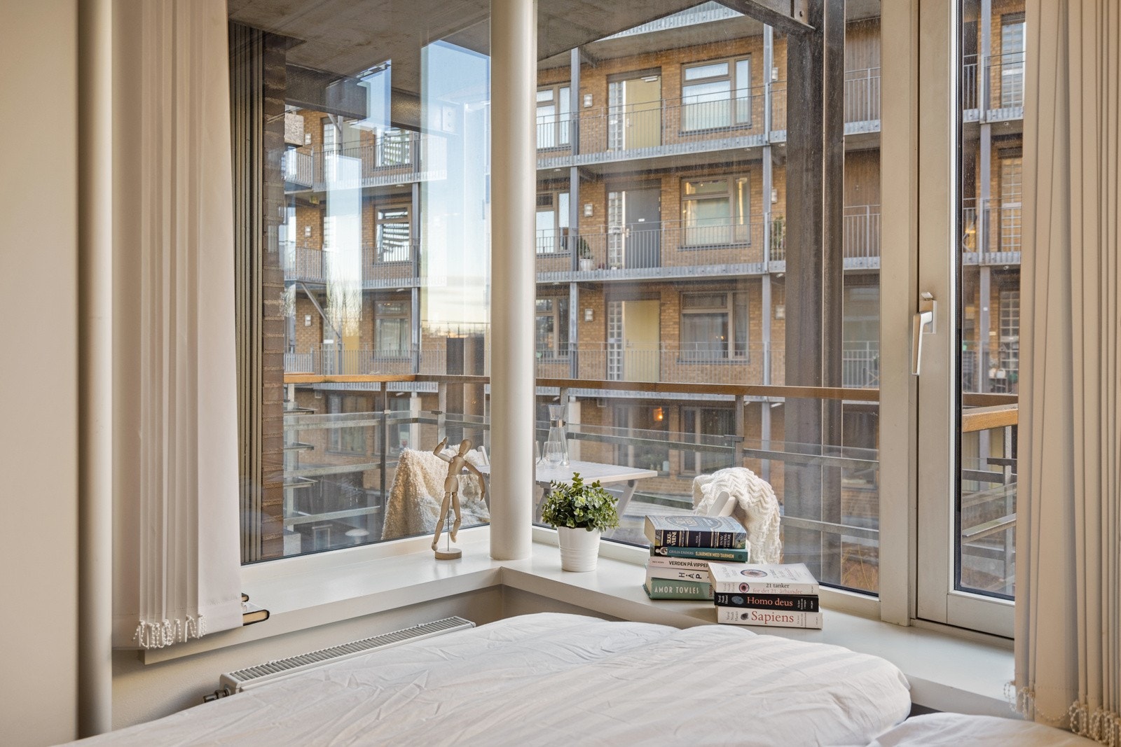 Soverommet har rause vindusflater som sørger for mye lysinnslipp Galleribilde