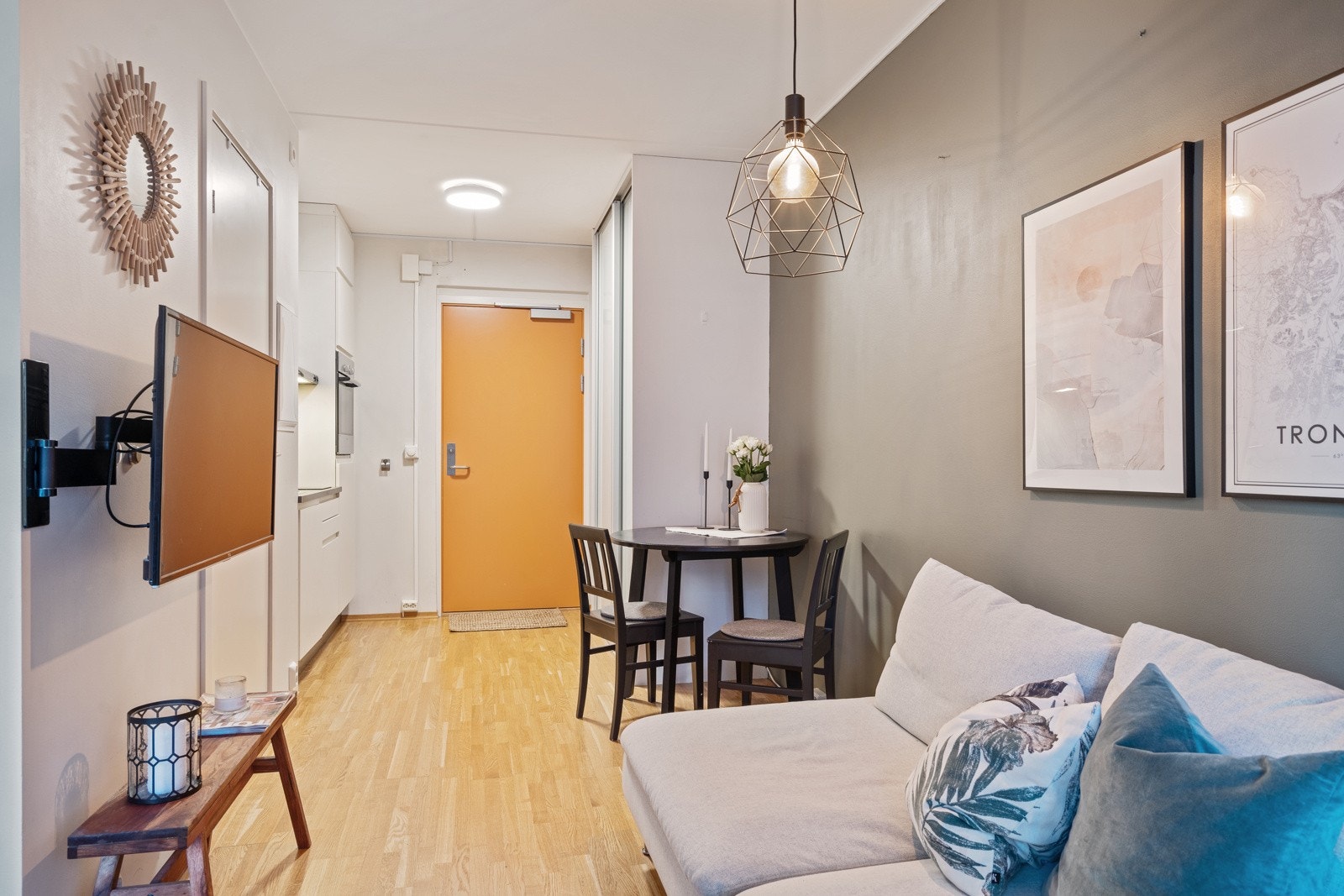 Leiligheten ligger på Solsiden men nærhet til 'alt' av hverdagslige servicefasiliteter som kjøpesenter, dagligvarehandel og kollektivtilbud Galleribilde