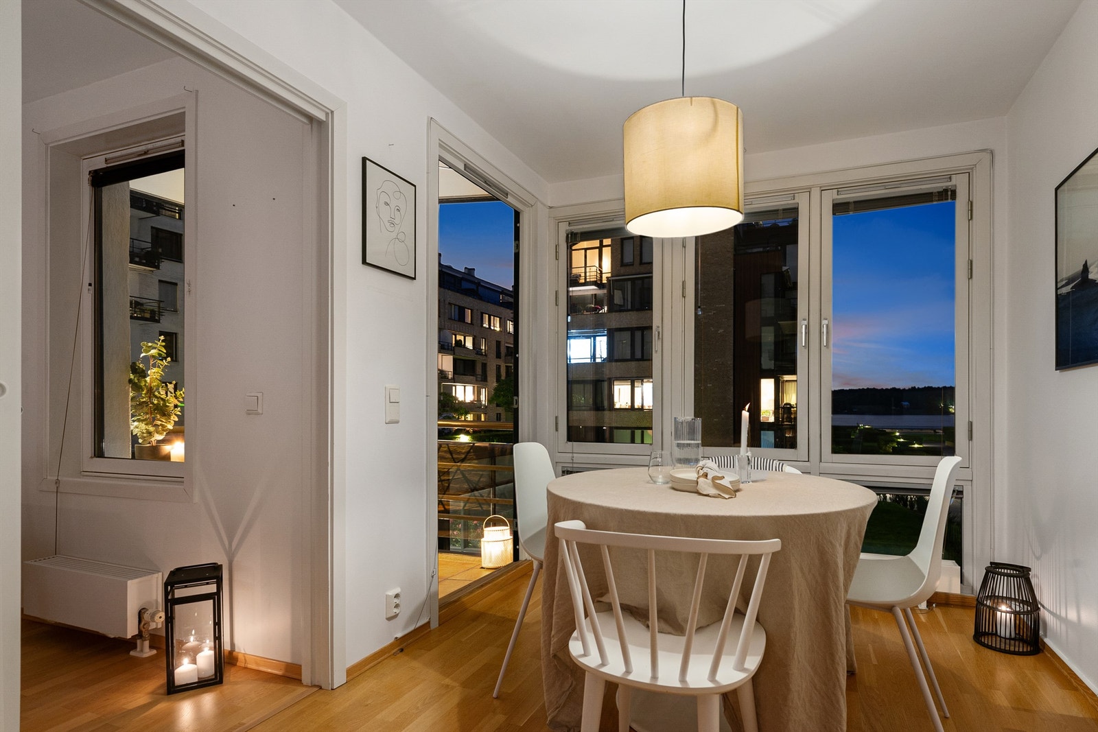 Kjøkkenet har plass for spisebord, og har utgang til balkong nr. 2 Galleribilde