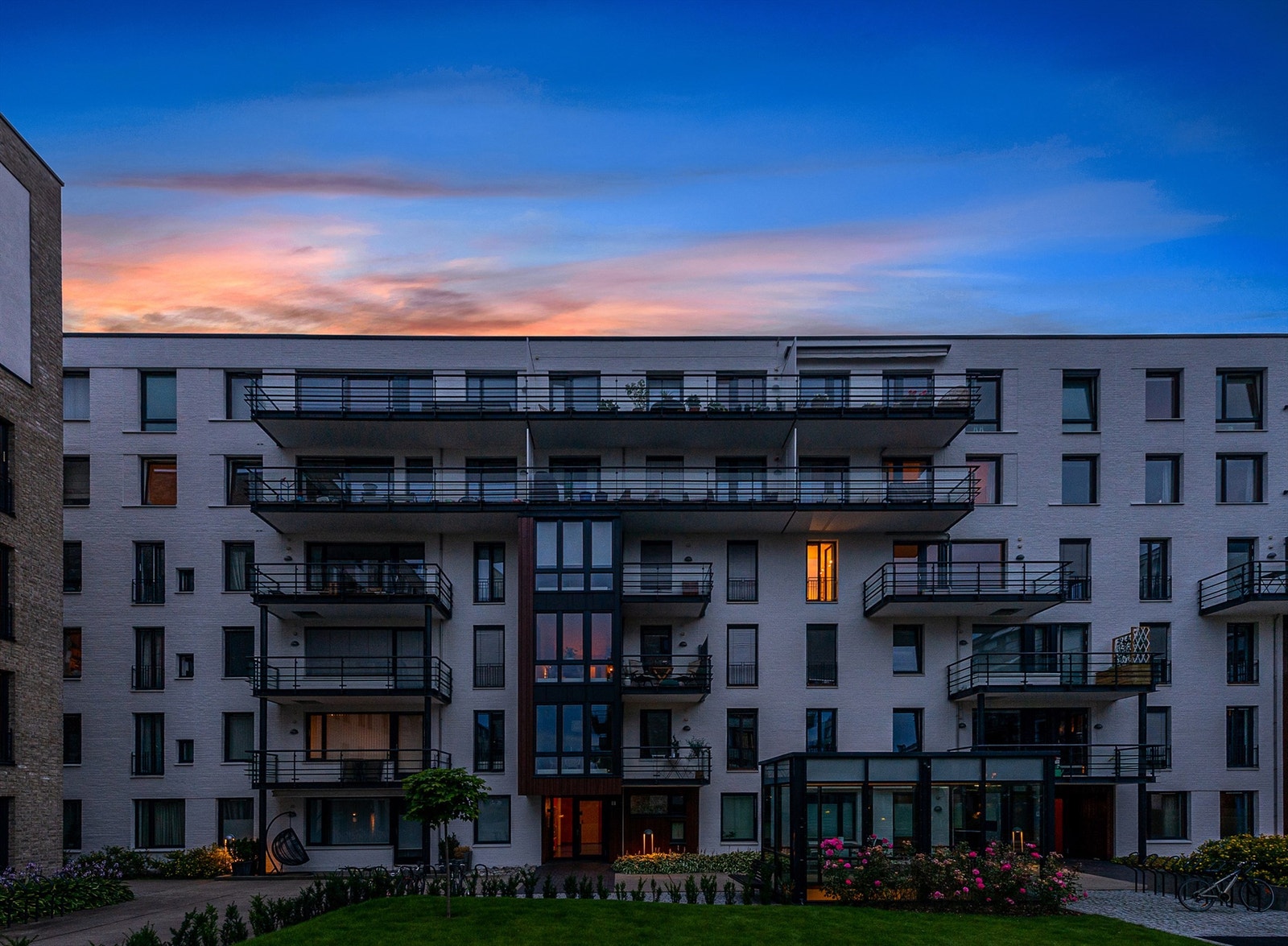 Lysaker Brygge har nærhet til både butikker, restauranter og kaféer. Det er kort vei til CC Vest og Fornebu S. Kjøpesentrene består av en god miks av kjedebutikker, matbutikker, vinmonopol, kaféer og ellers det du måtte trenge i det daglige. Galleribilde