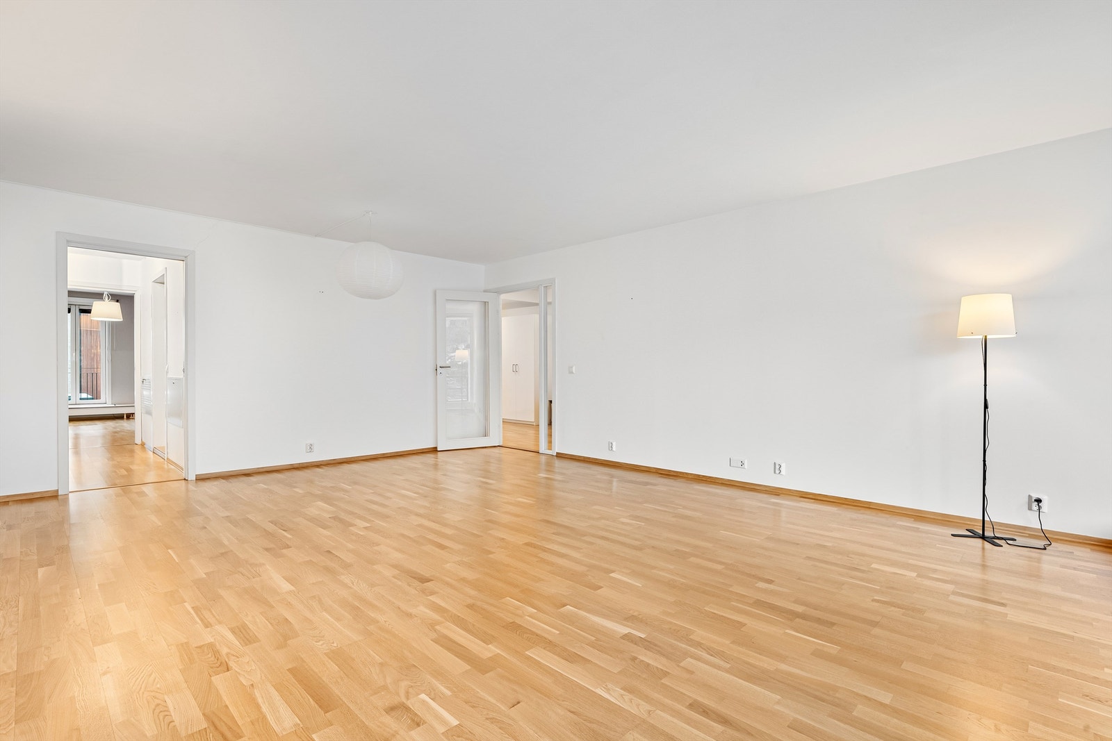 Stor stue med gode møbleringsmuligheter Galleribilde