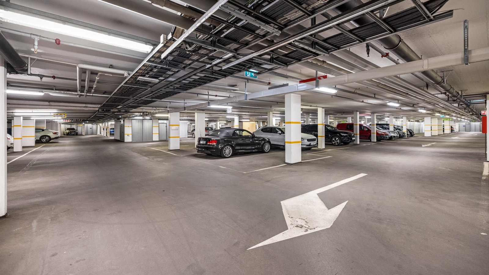 Parkering for én bil i felles garasjeanlegg. Det er for øvrig også vaskeplass for biler i garasjeanlegget (mot betaling) Galleribilde