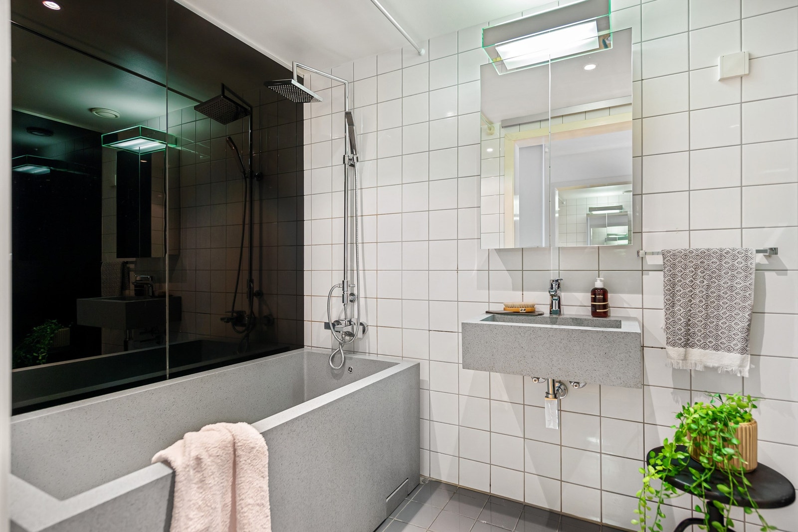 Nydelig baderom med fliser på gulv og vegger Galleribilde