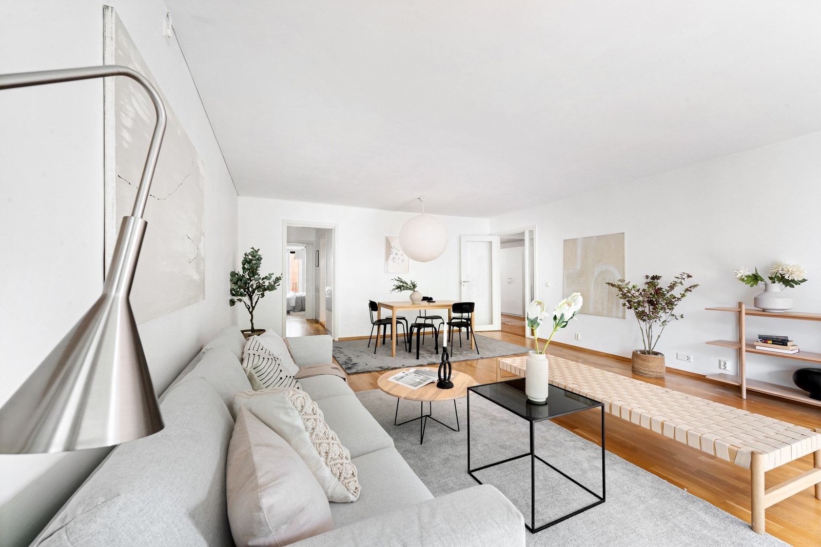 I stuen får du plass til både sofa- og spisegruppe Galleribilde
