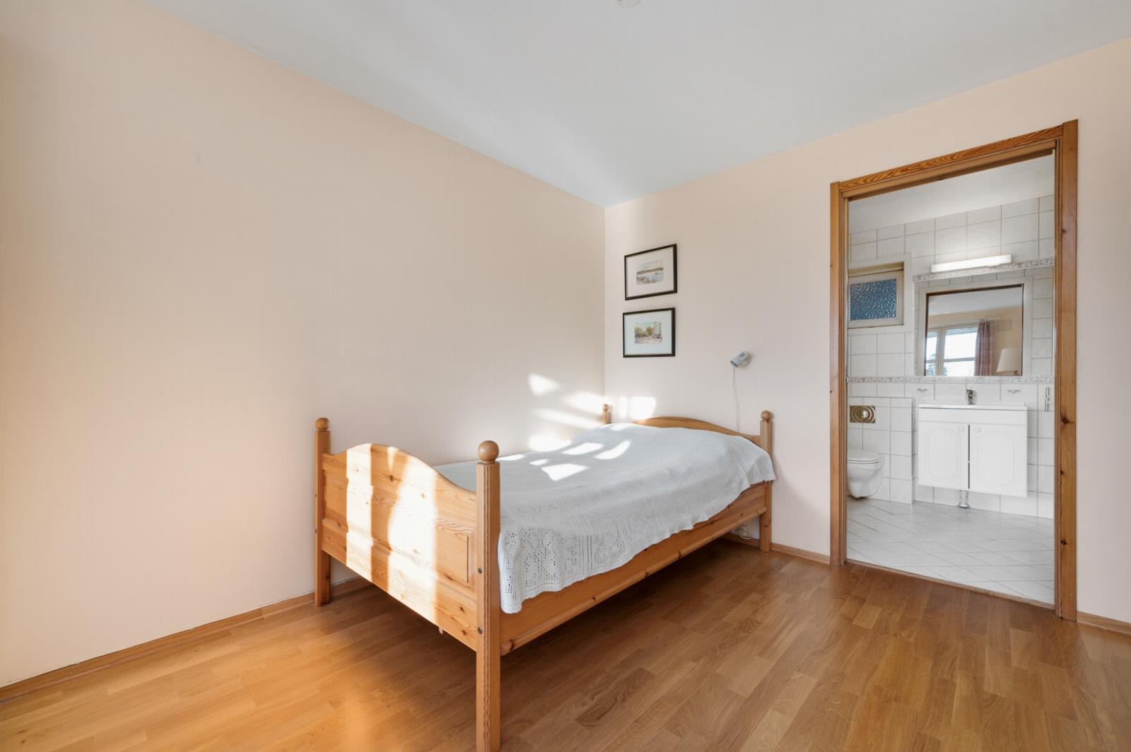 Hovedsoverom med egen inngang til baderom. Galleribilde