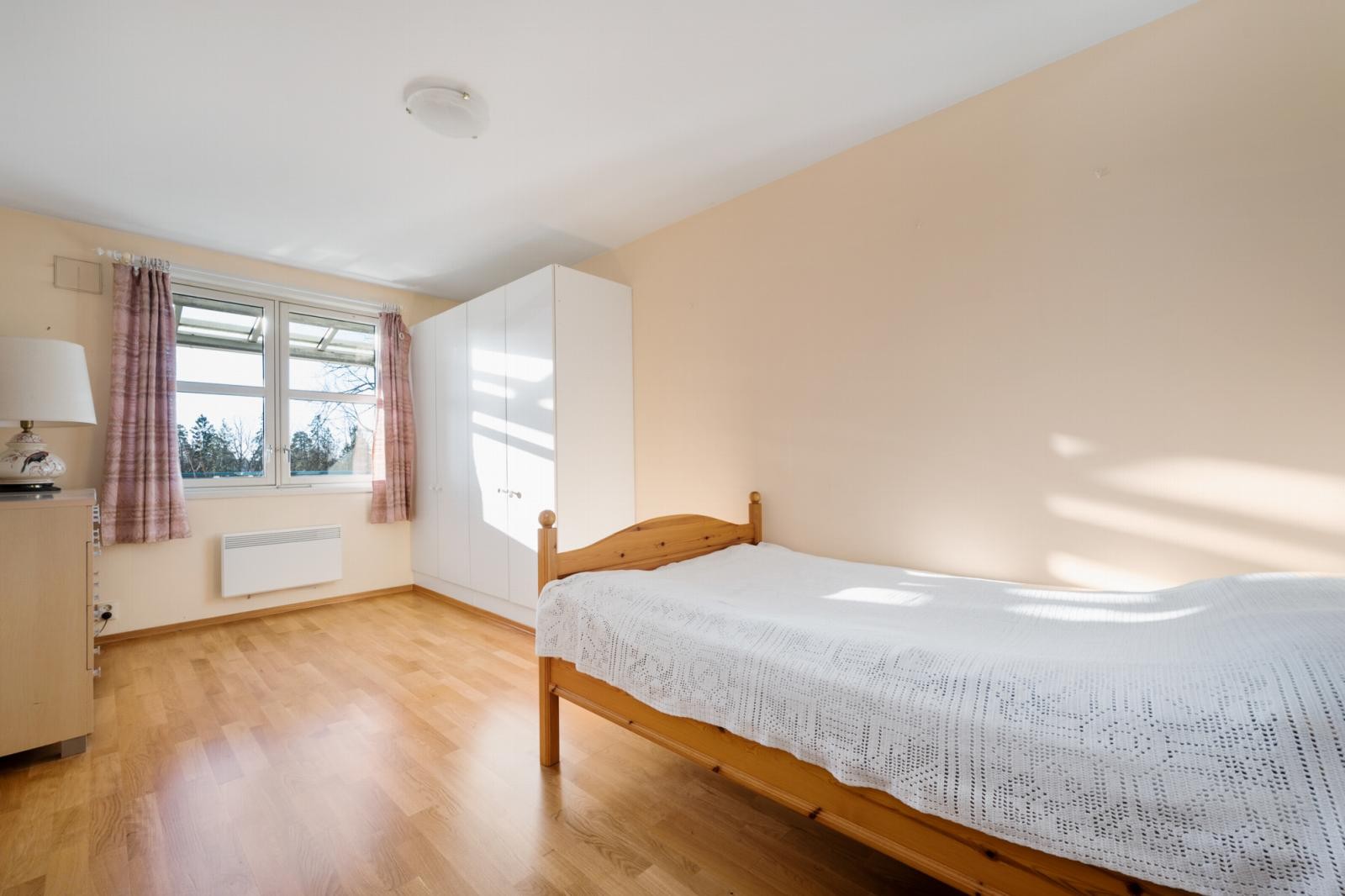 Romslig hovedsoverom innredet med garderobeskap. Galleribilde