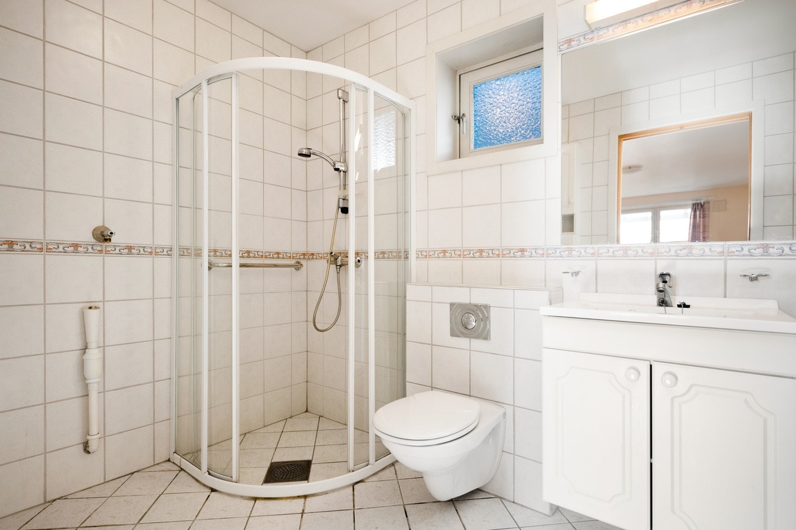Flislagt baderom med opplegg for vaskemaskin. Galleribilde