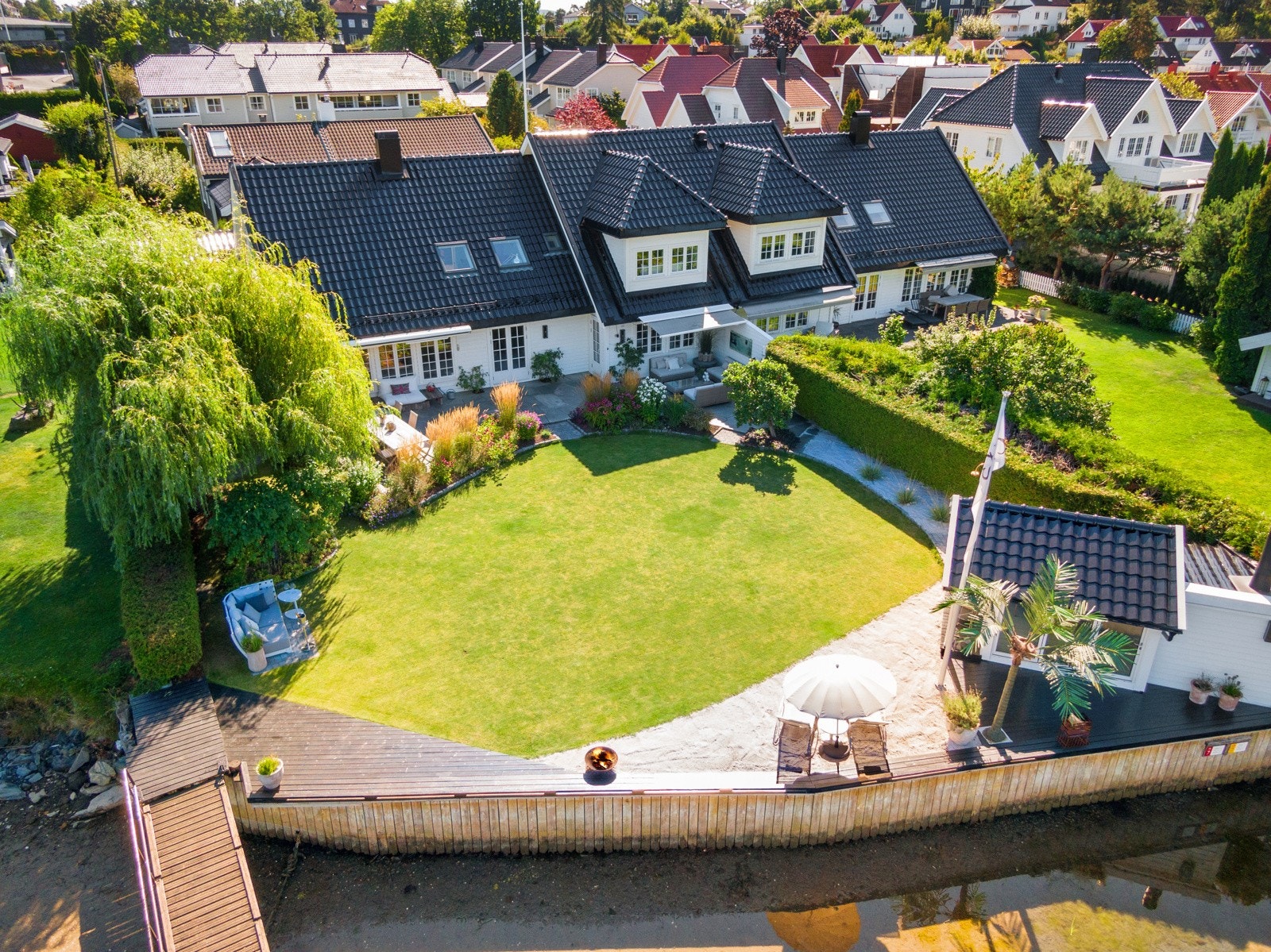 Området er populært og barnevennlig med et rikt utvalg av fasiliteter og servicetilbud. Fra boligen er det gangavstand til buss, skoler, barnehager, idrettsanlegg og turmuligheter. Galleribilde