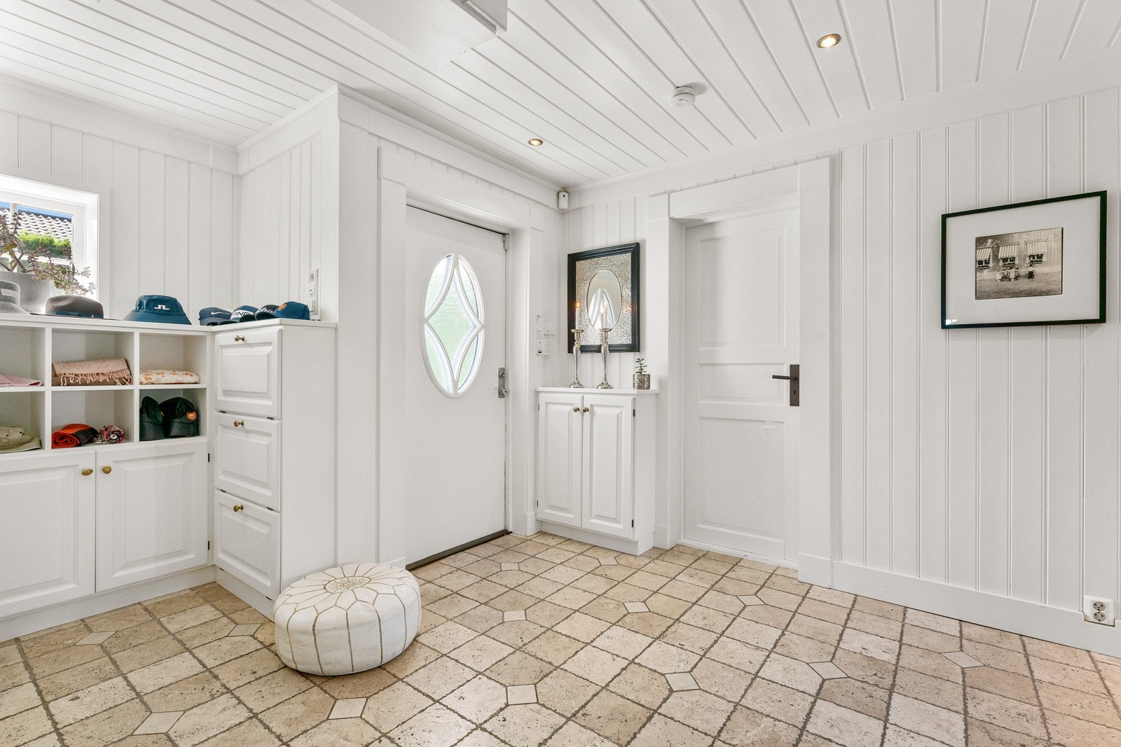 Lys, luftig og romslig entré som gir et representativt førsteinntrykk. Galleribilde